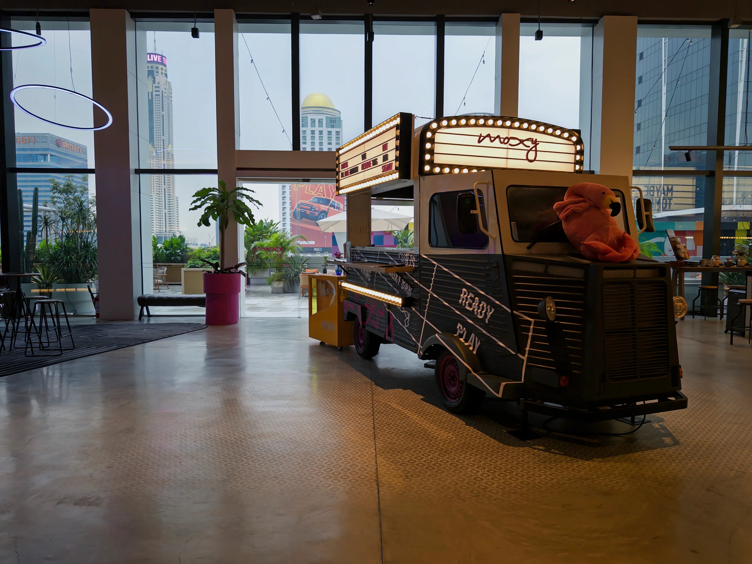 ロビーに置かれたMoxy Truck