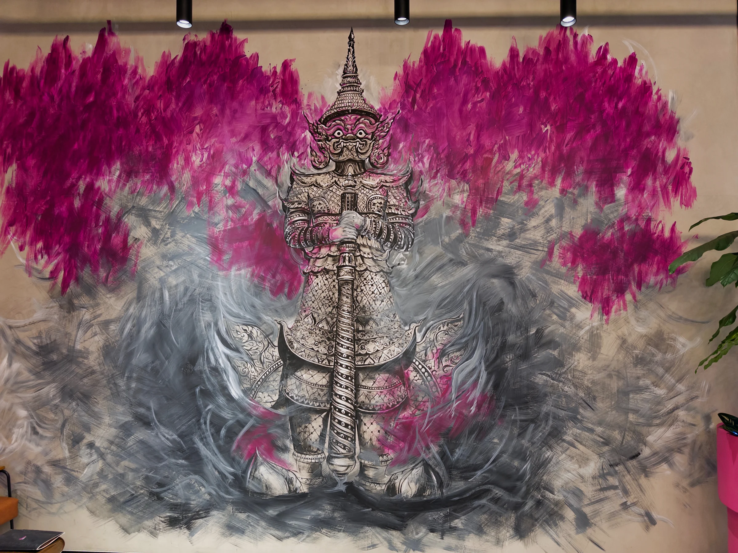 ピンクと黒で描かれた館内のアート