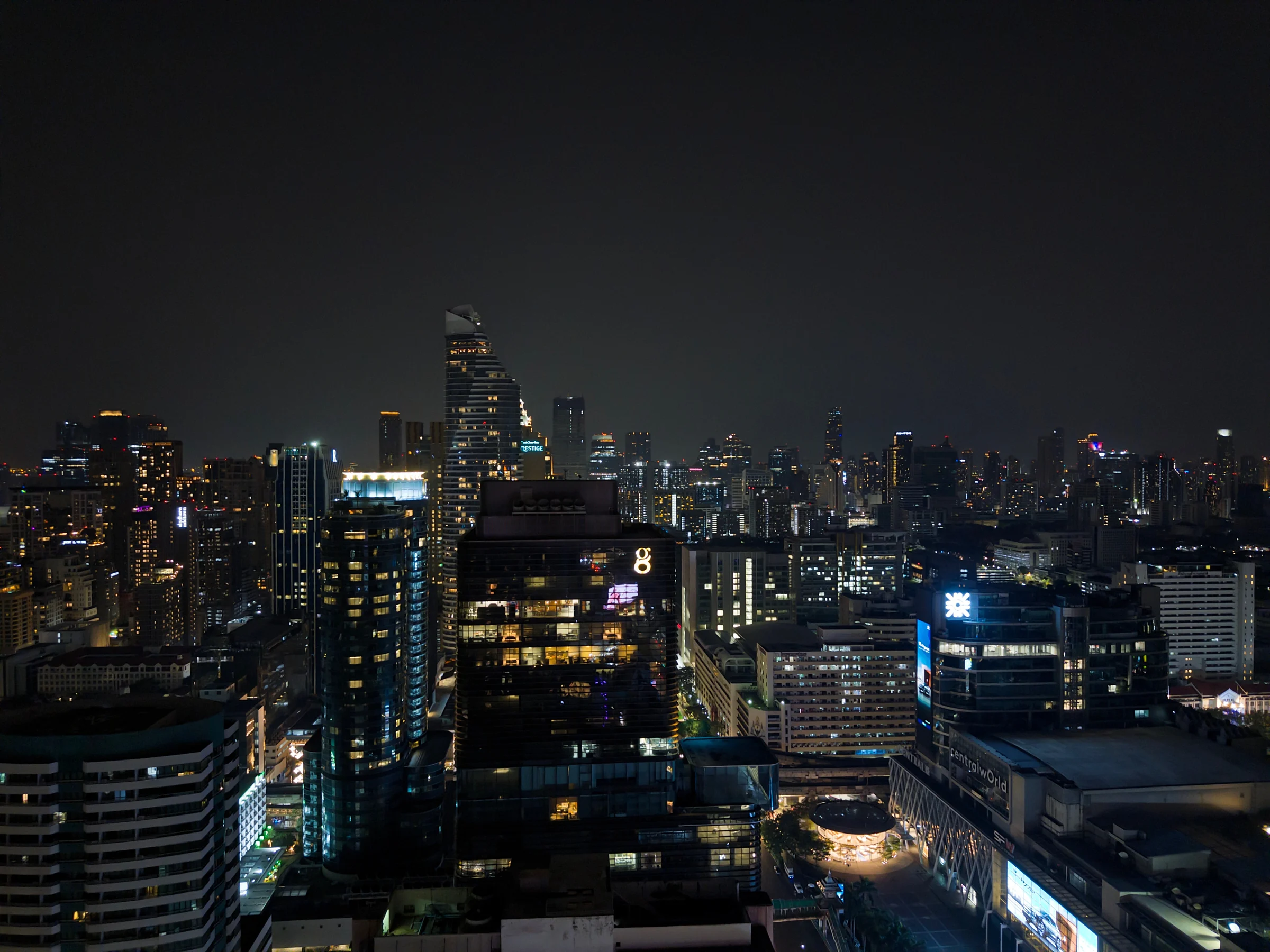 ルーフトップから眺めるバンコクの夜景