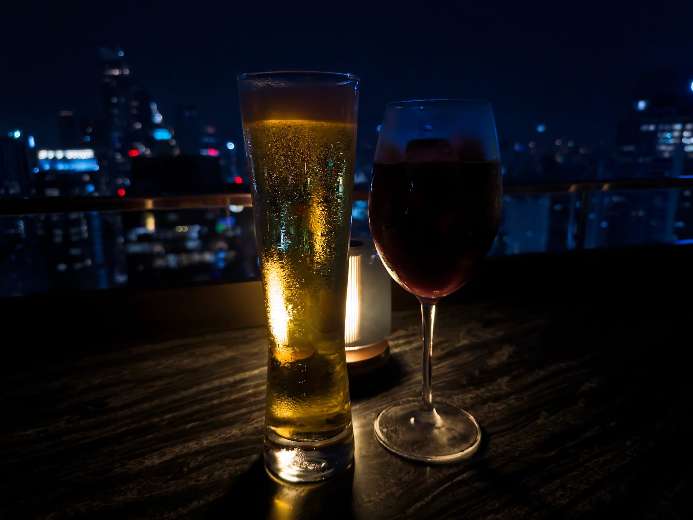 夜景を前に並べたグラス