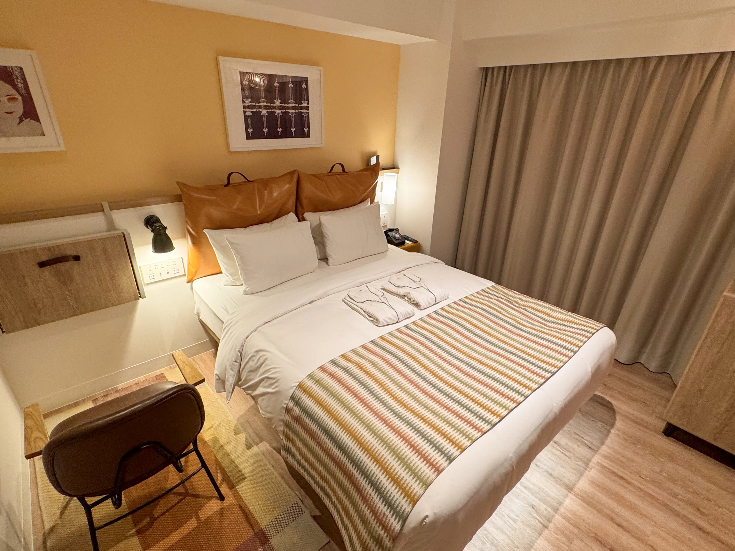 A compact room arranged around the bed