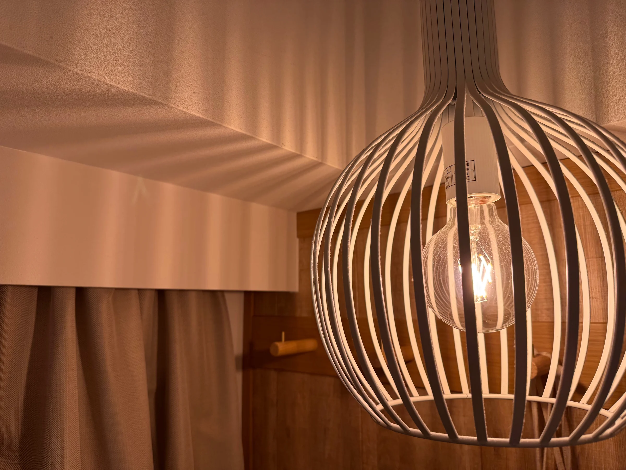 A pendant lamp shaped like a bamboo basket