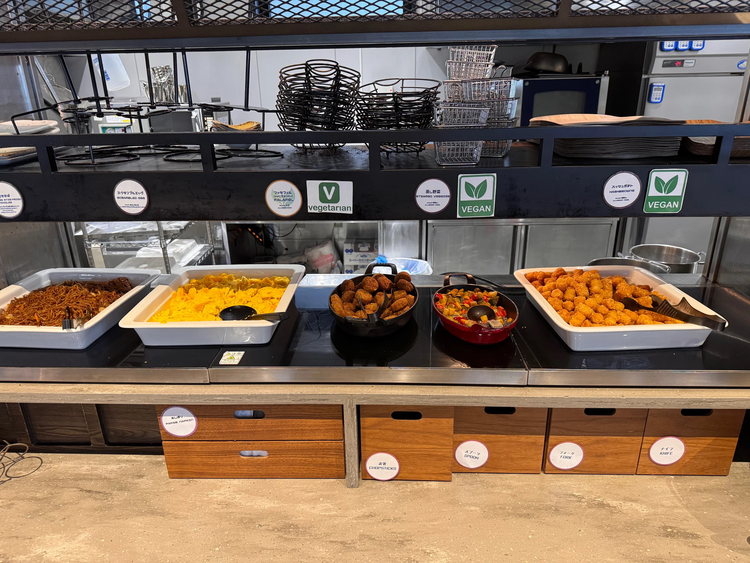 Hot dishes, including yakisoba and eggs