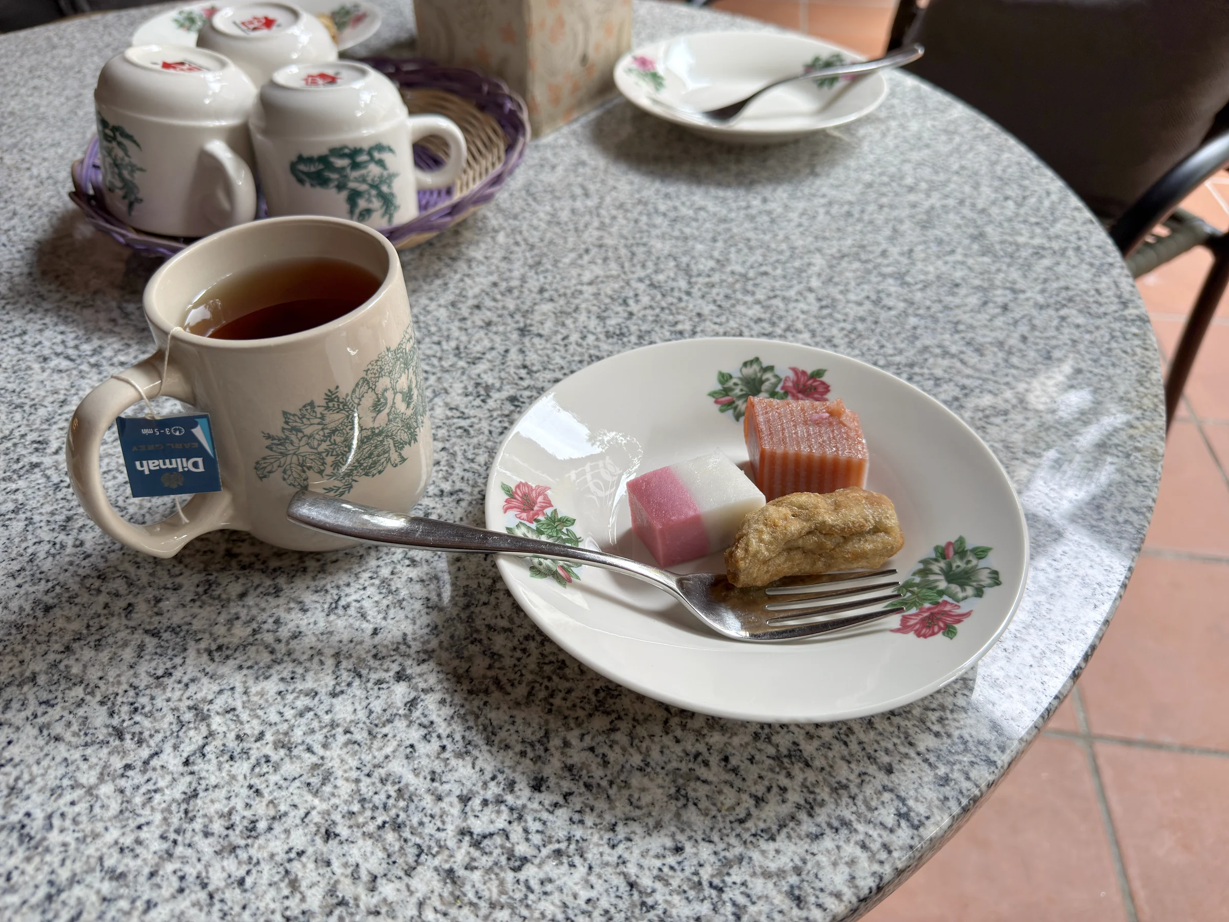 中庭でいただいたお茶とマレーシアのお菓子。