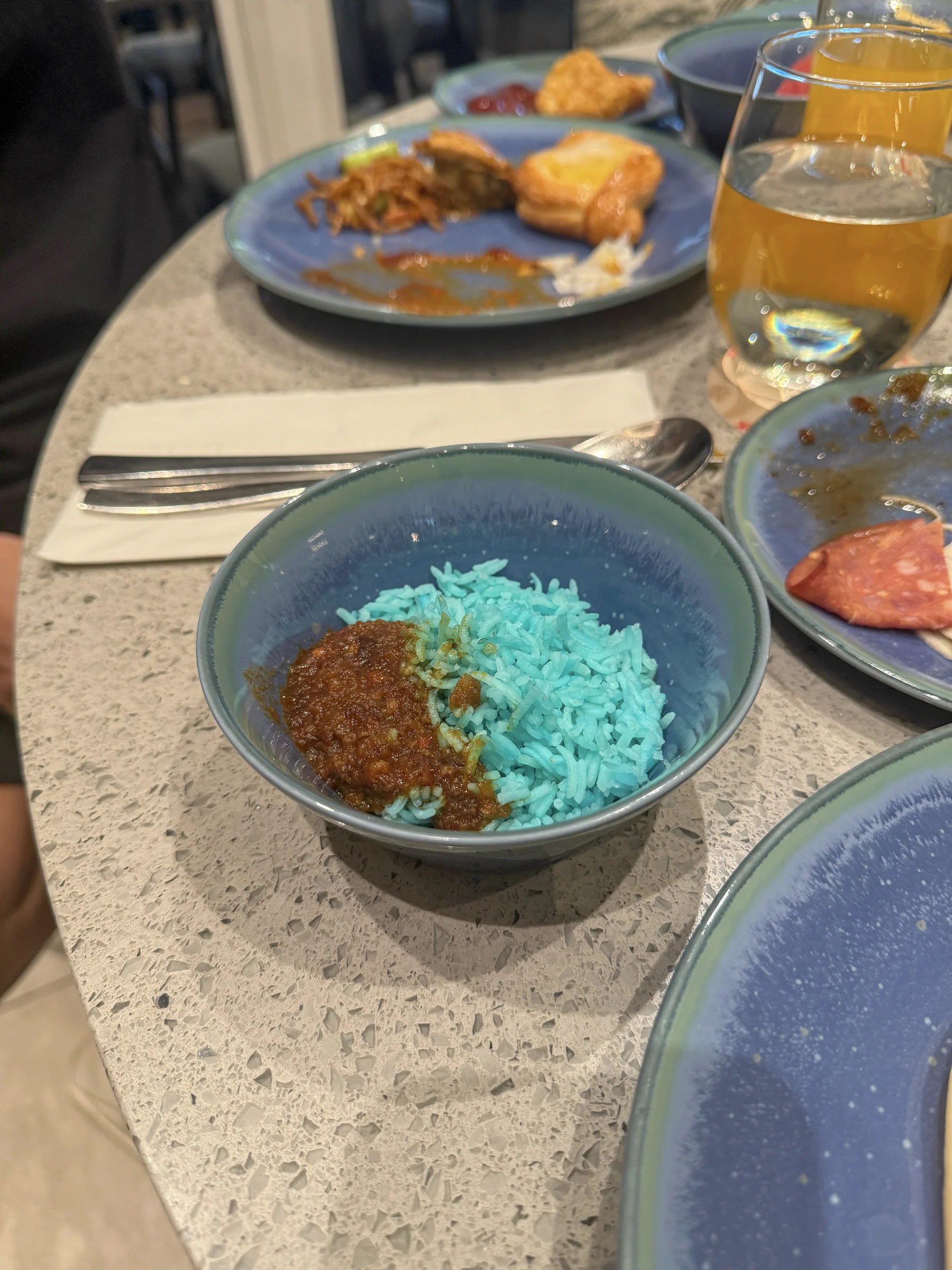 見た目も印象に残った青いご飯。