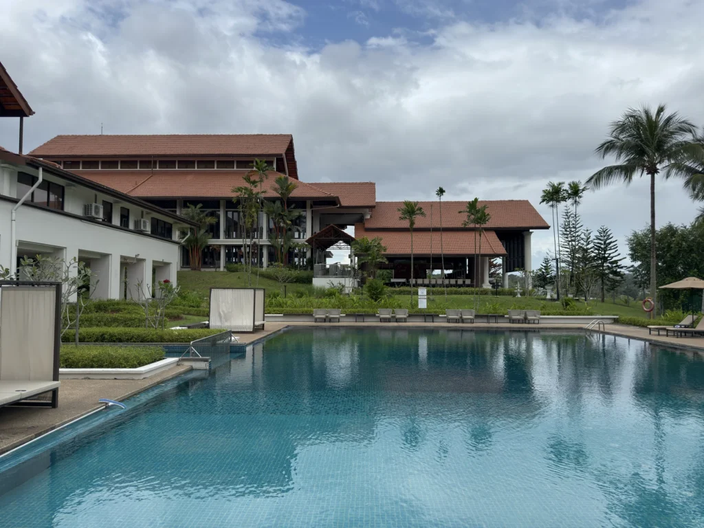 Palm Garden Hotelの赤い屋根の建物と屋外プール
