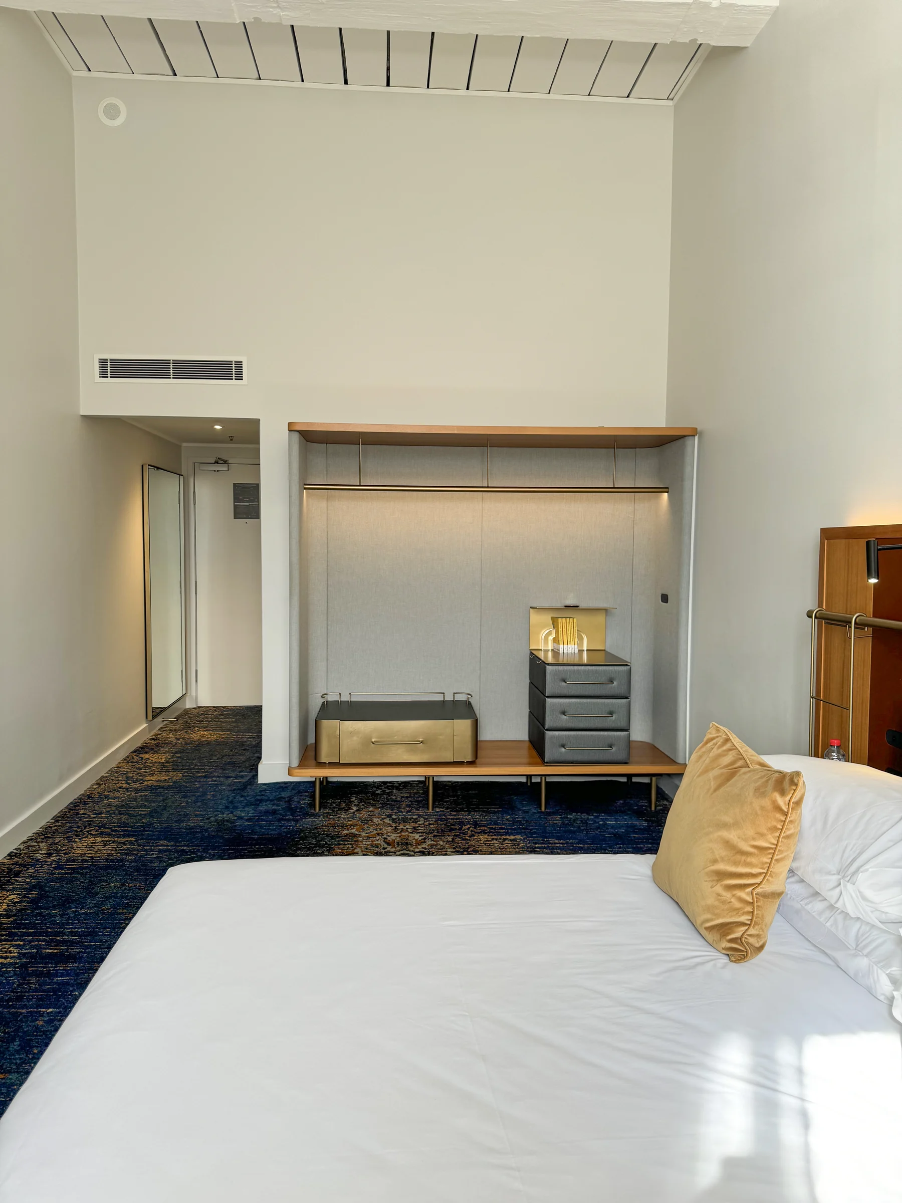 A corner with the desk and minibar.