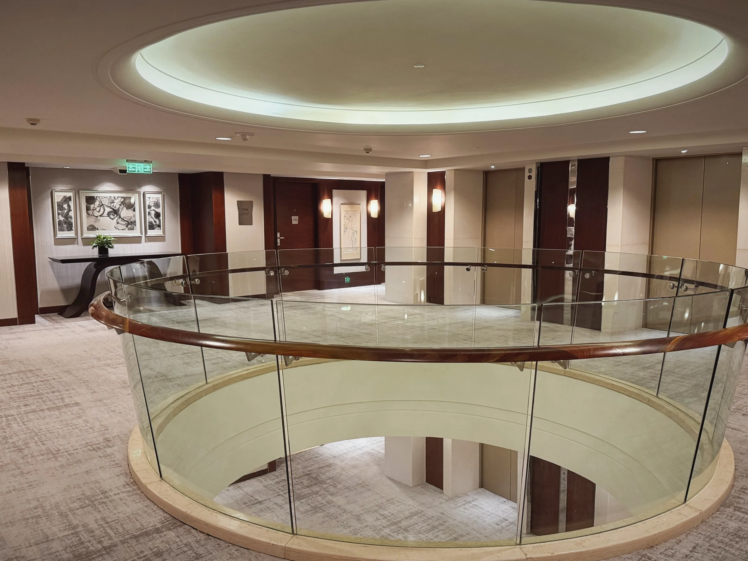 The guest floor with a circular atrium