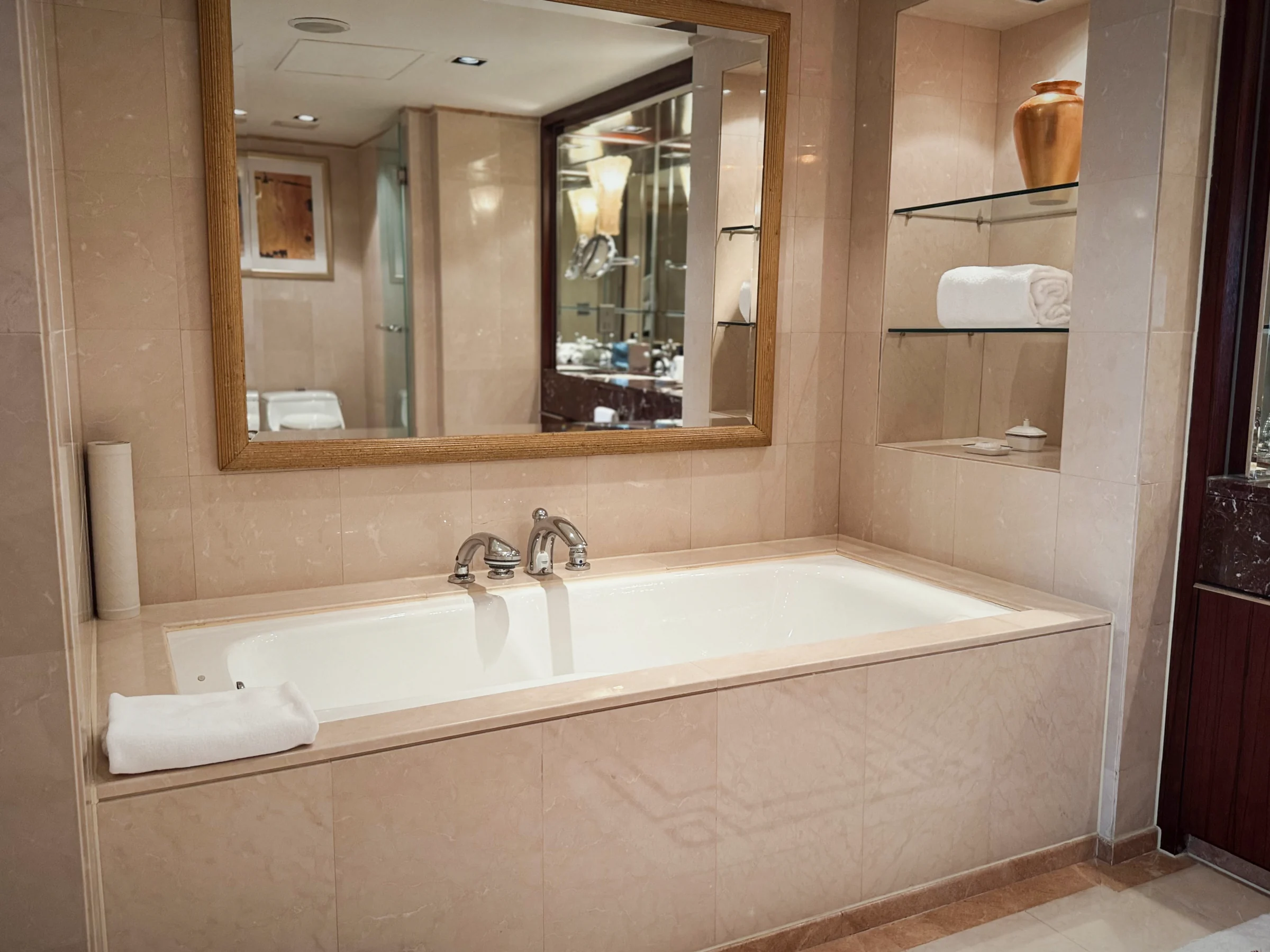 The bathtub surrounded by marble