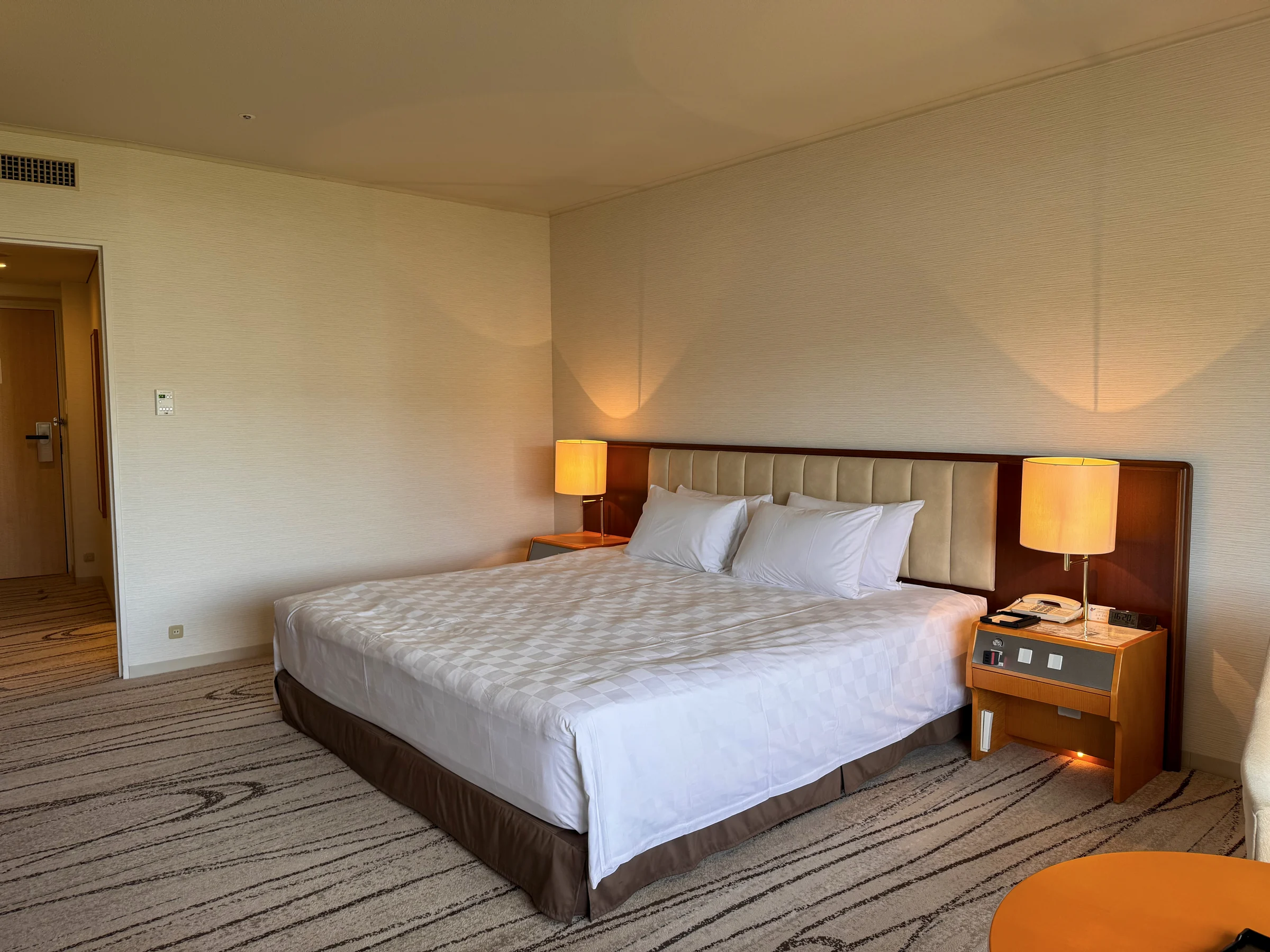 The king room with a large window.