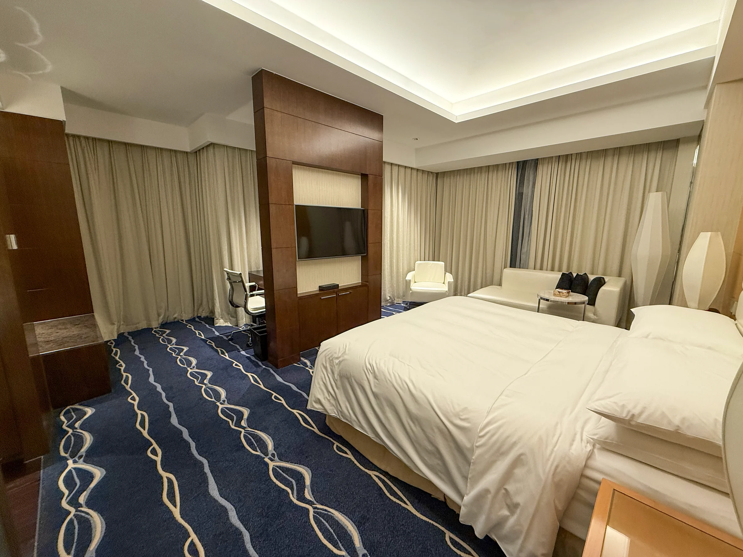 A corner room at Renaissance Shanghai Putuo Hotel, with a bed and sofa