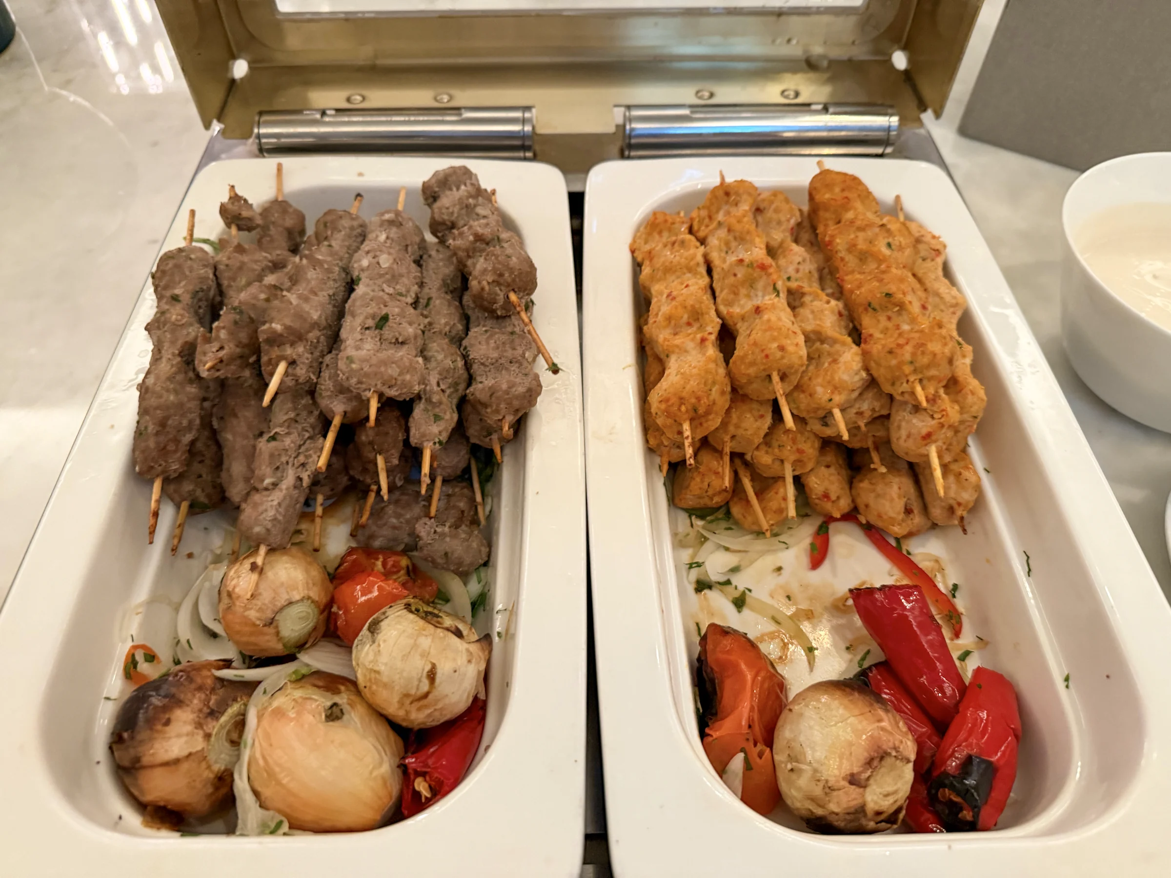 温かい料理も並ぶラウンジ。
