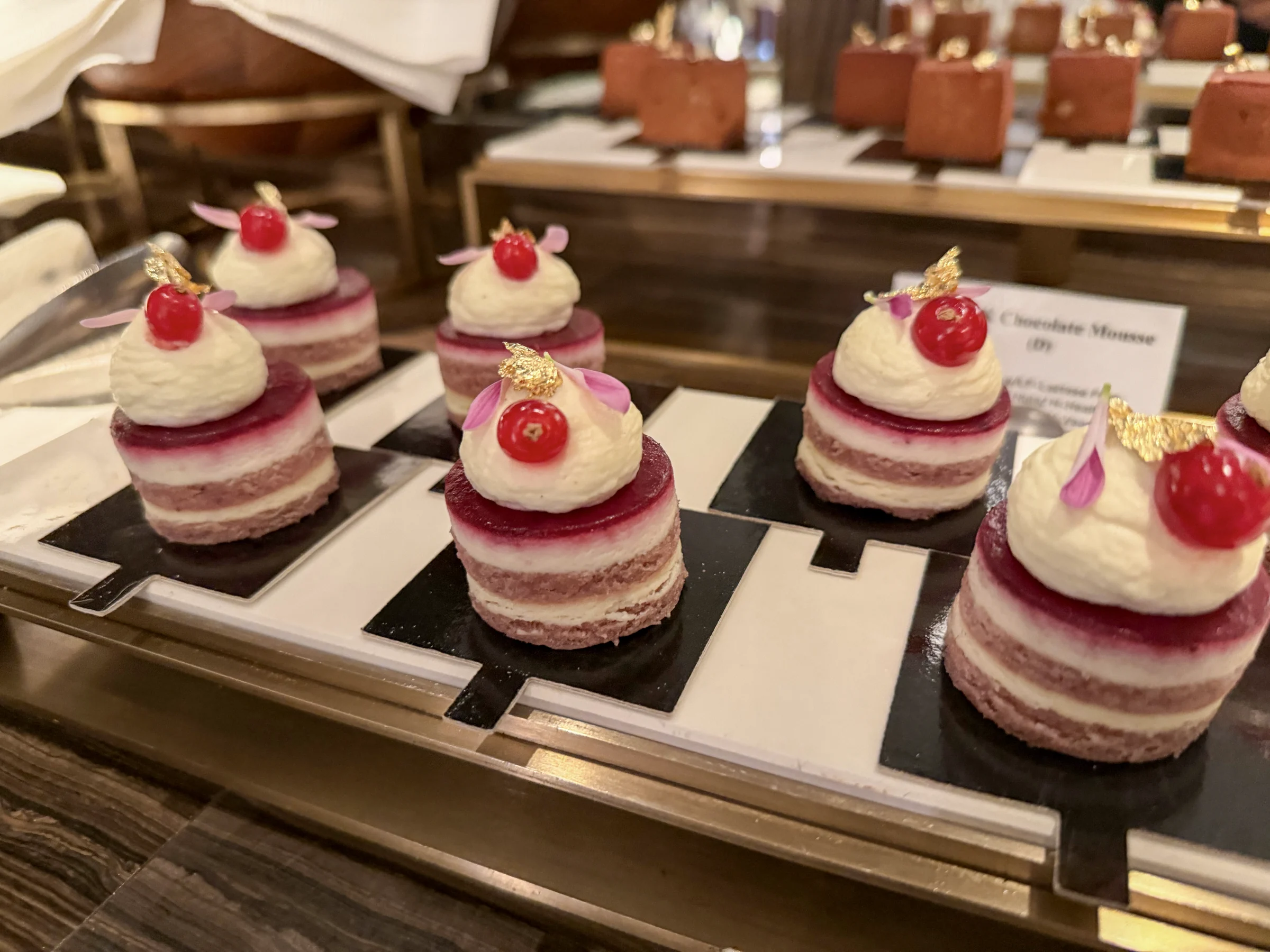 小さなケーキが並ぶデザートコーナー。