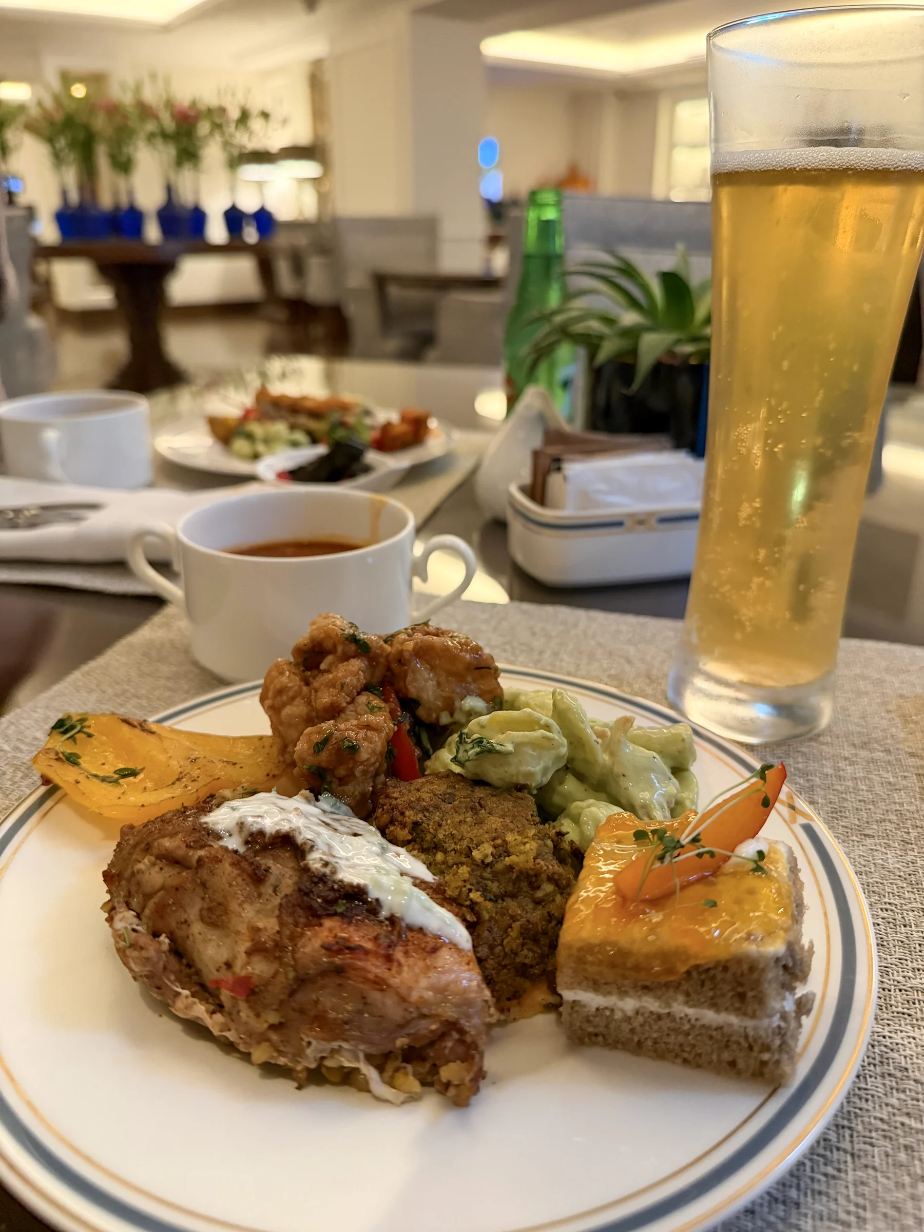 料理を少しずつ盛り付けて。
