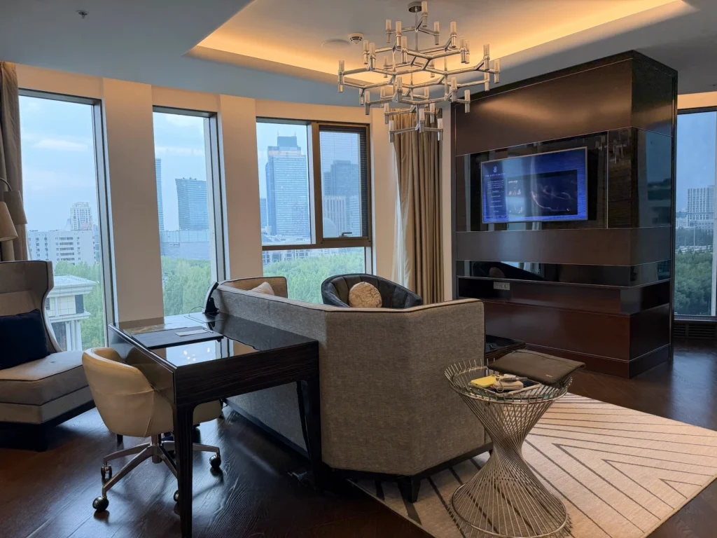 The Ritz-Carlton, Astanaのスイートのリビング