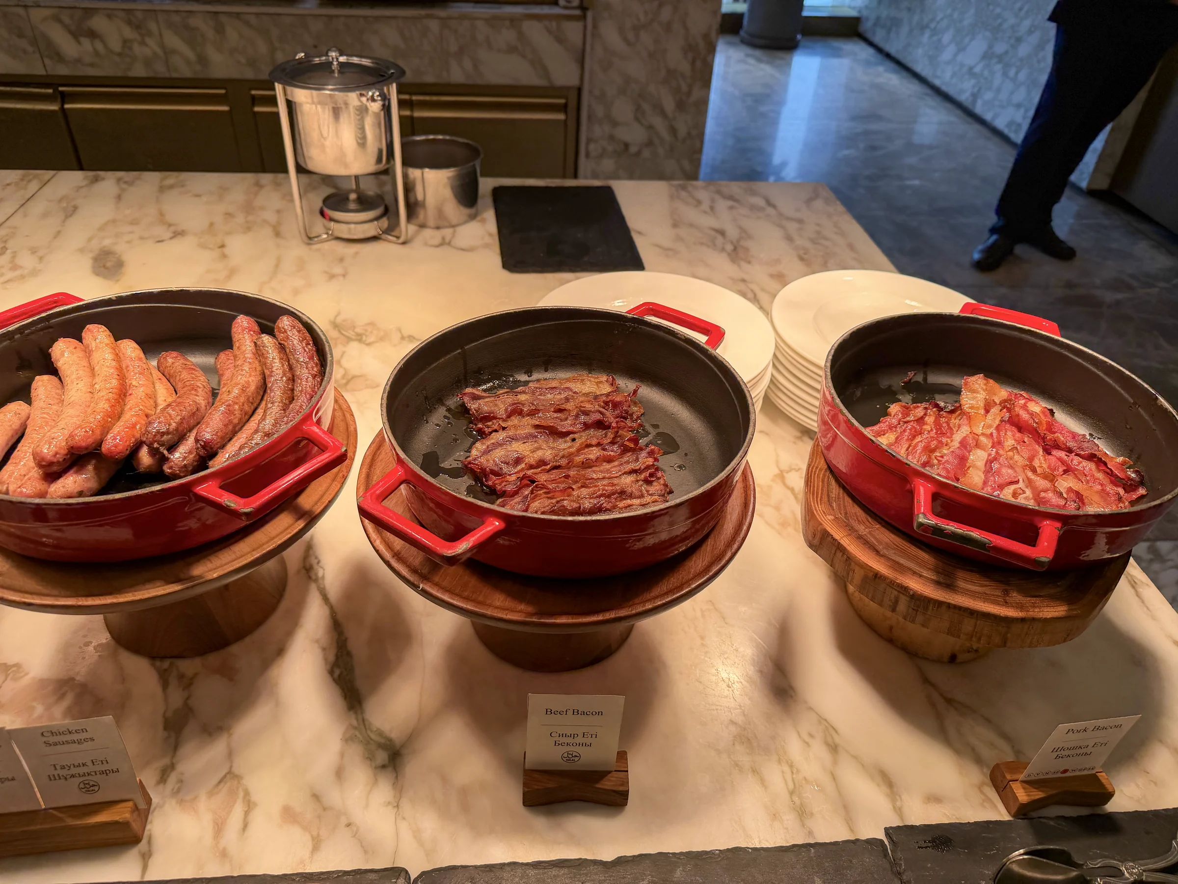 朝食に並ぶ温かい料理。
