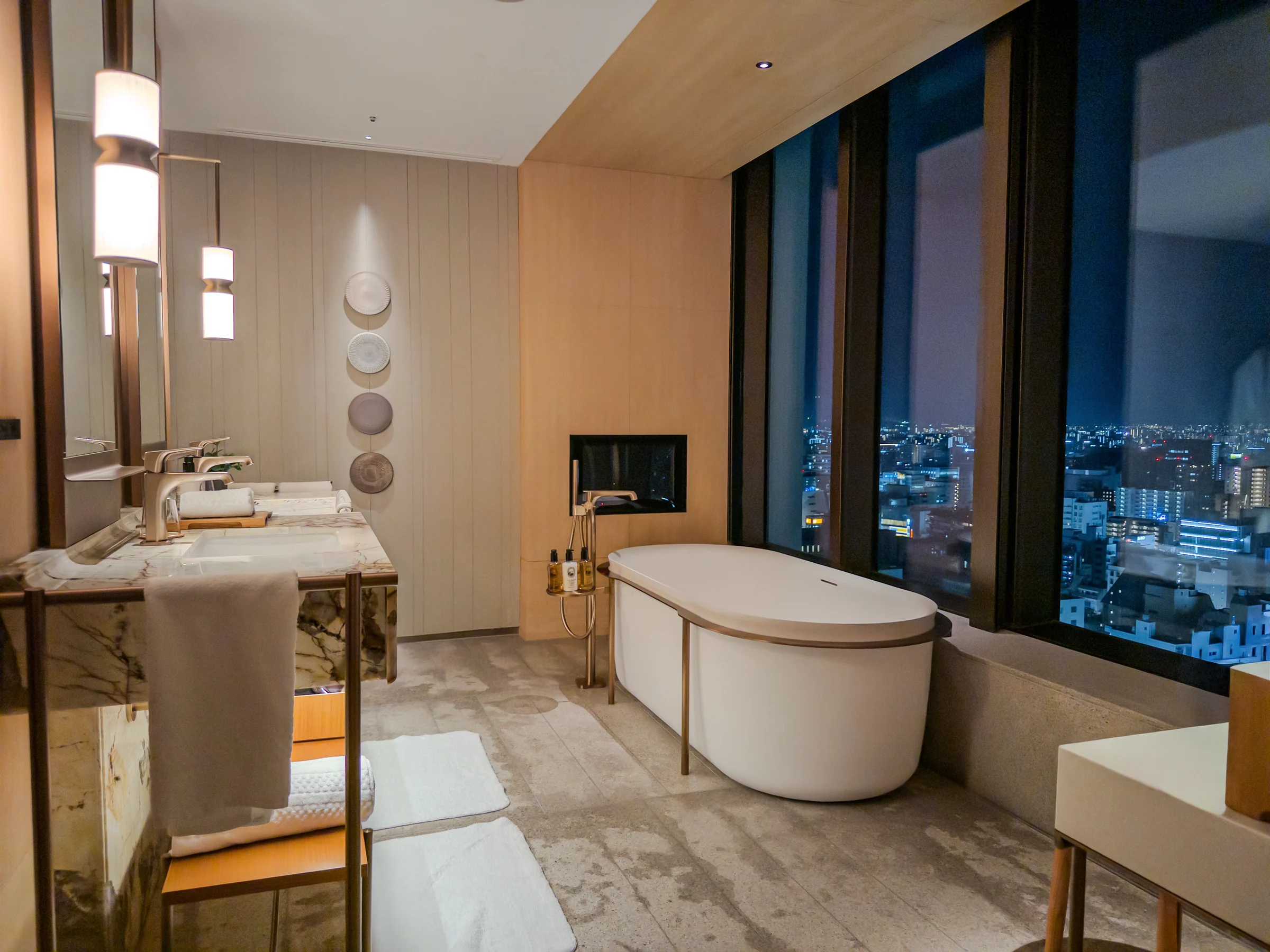 The bathtub overlooking the city at night