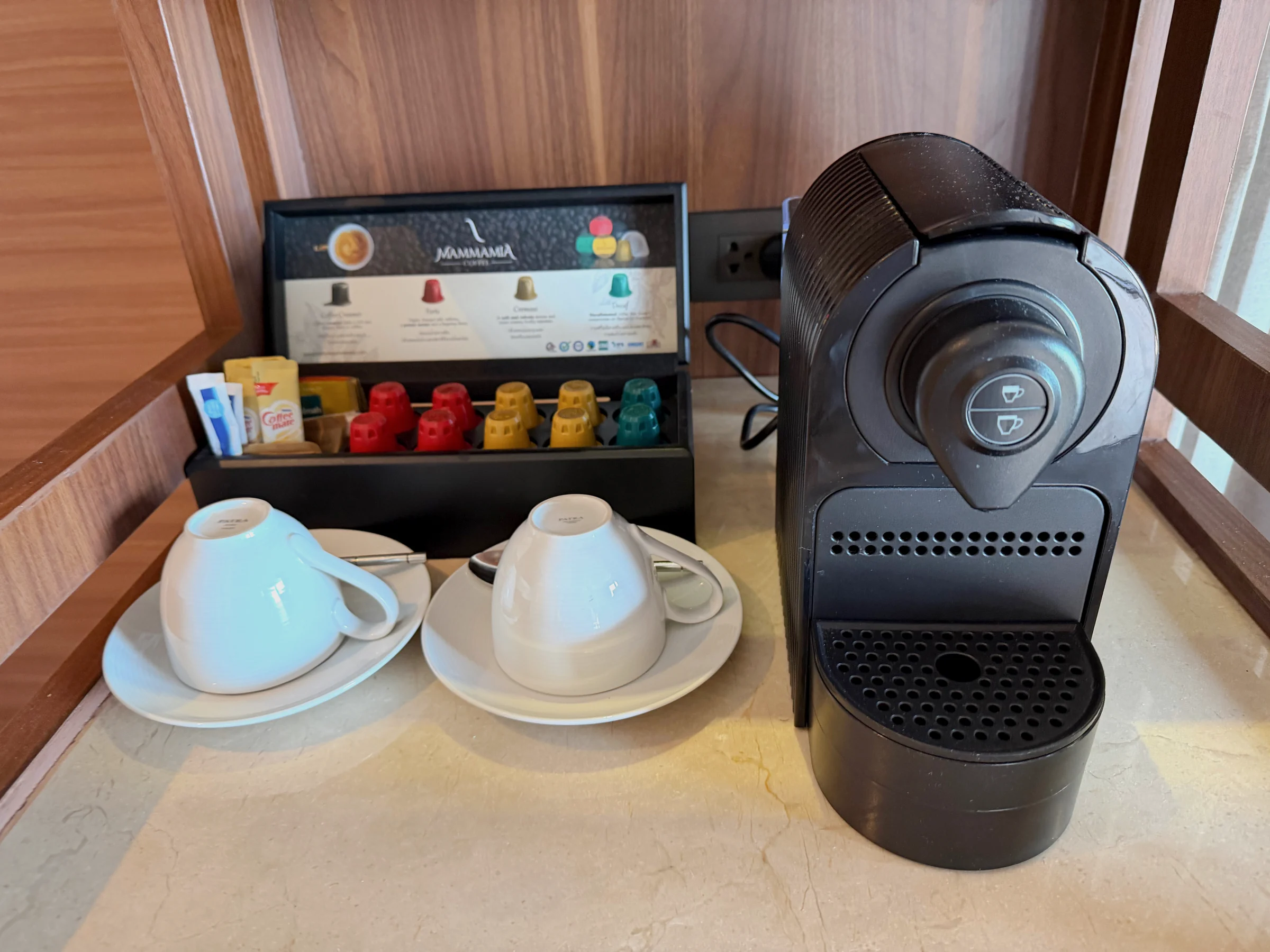 客室のコーヒーマシンとカプセル