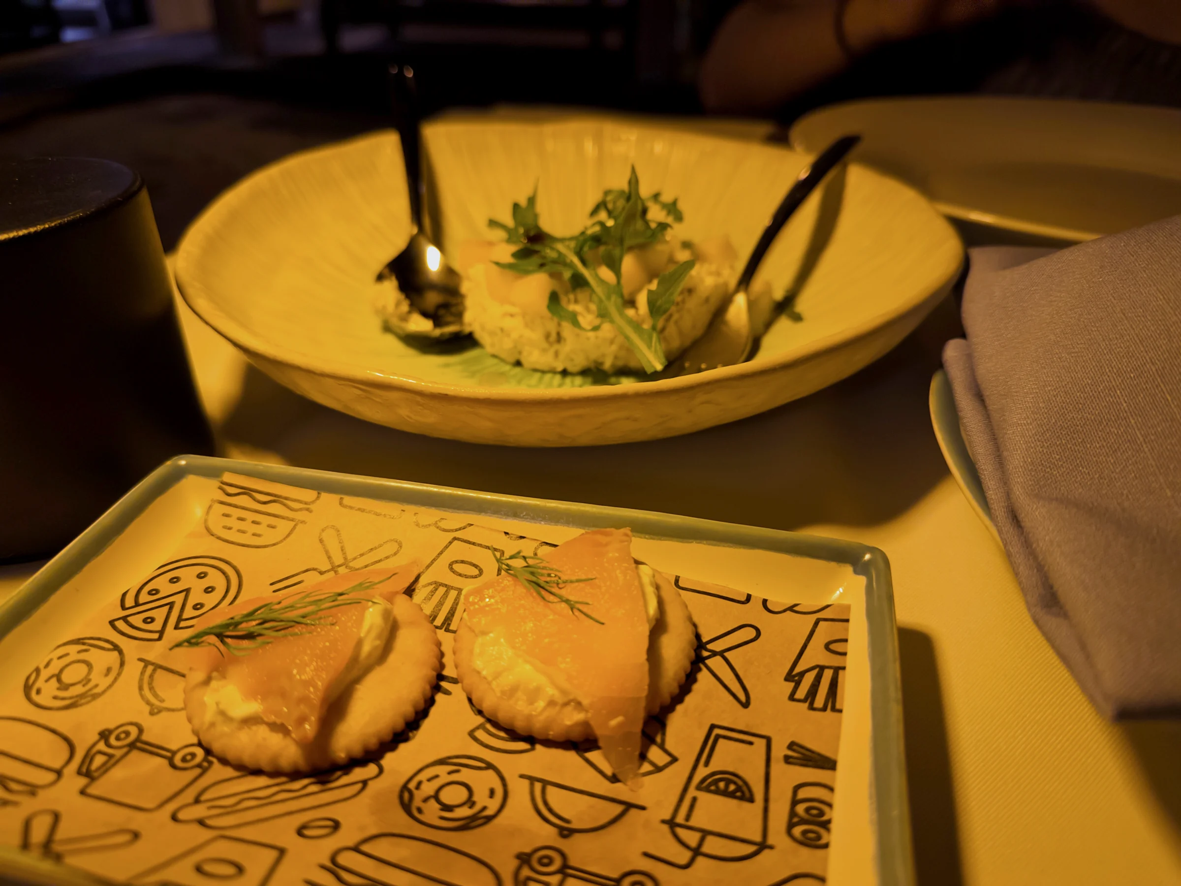 夜の料理とレストランのテーブル