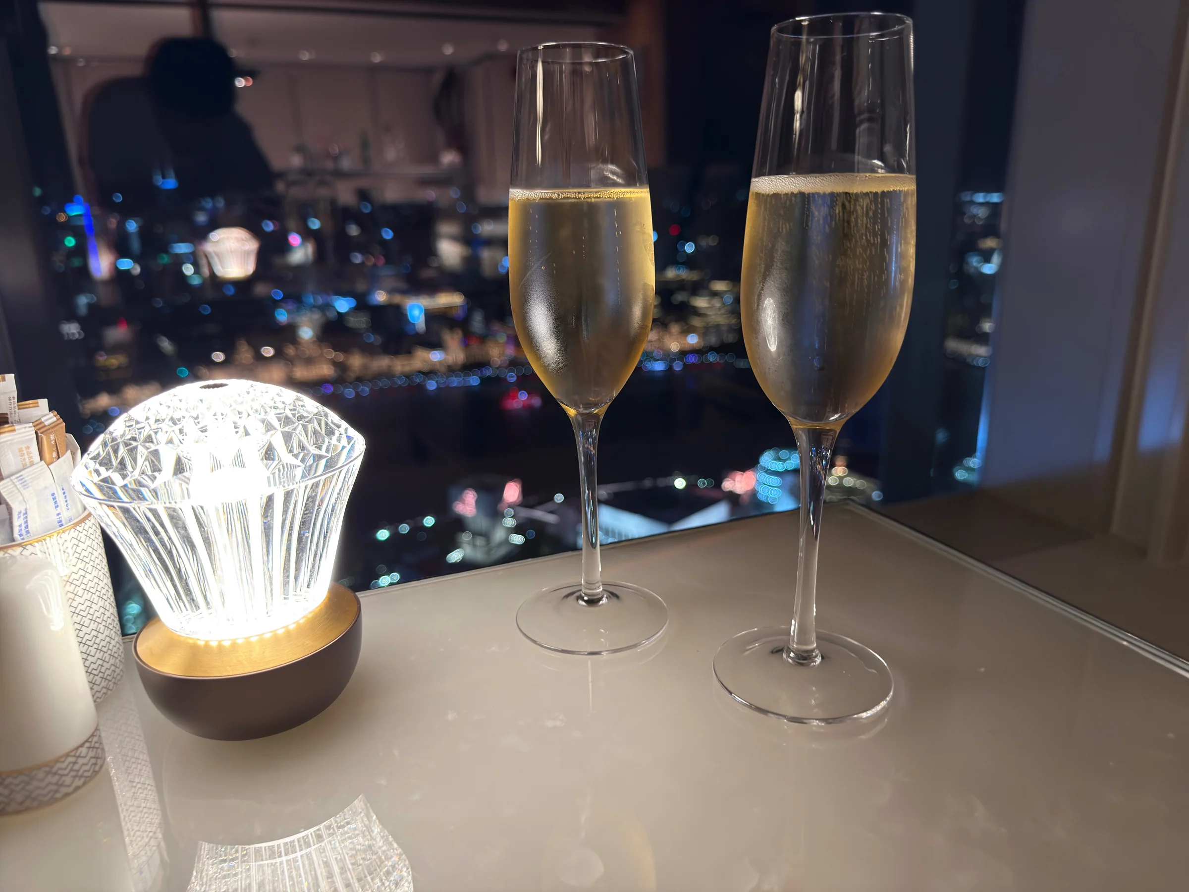 夜景と二つのグラス