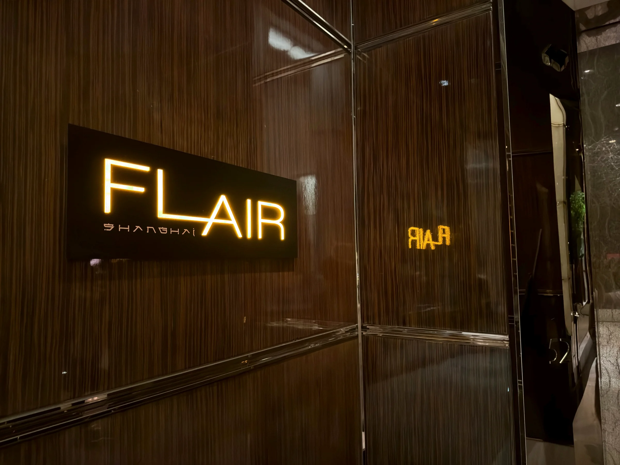 Flairの入口のサイン