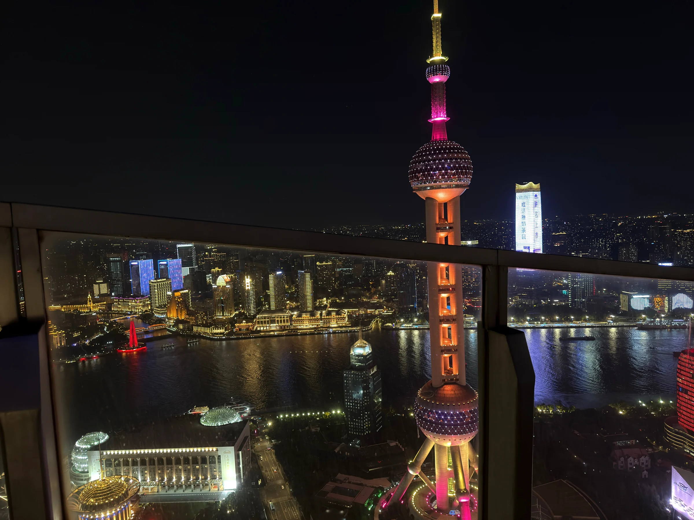 目の前に広がる東方明珠塔の夜景
