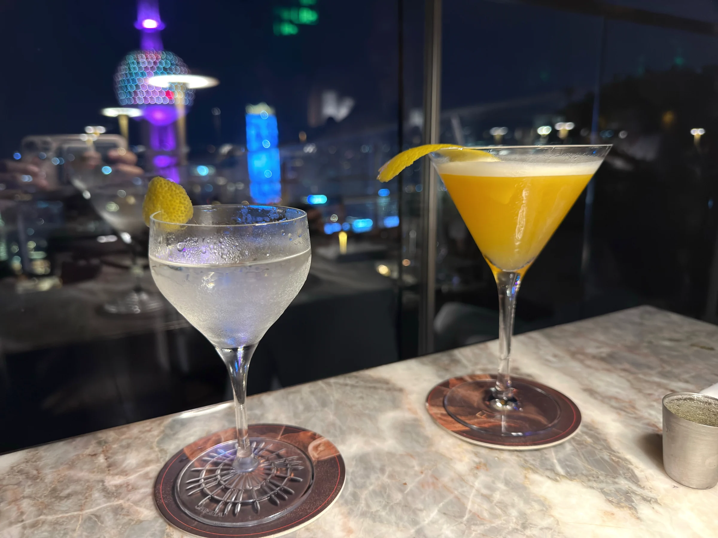 夜景を眺めながらいただいたカクテル
