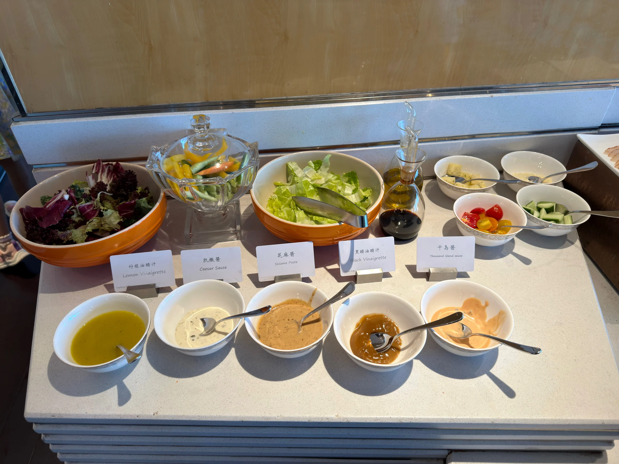 朝食の野菜と付け合わせ