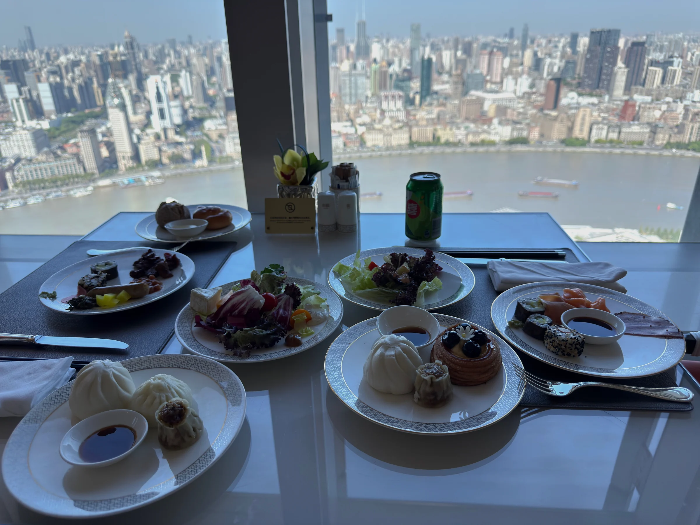 窓辺でいただいた朝食と街の景色