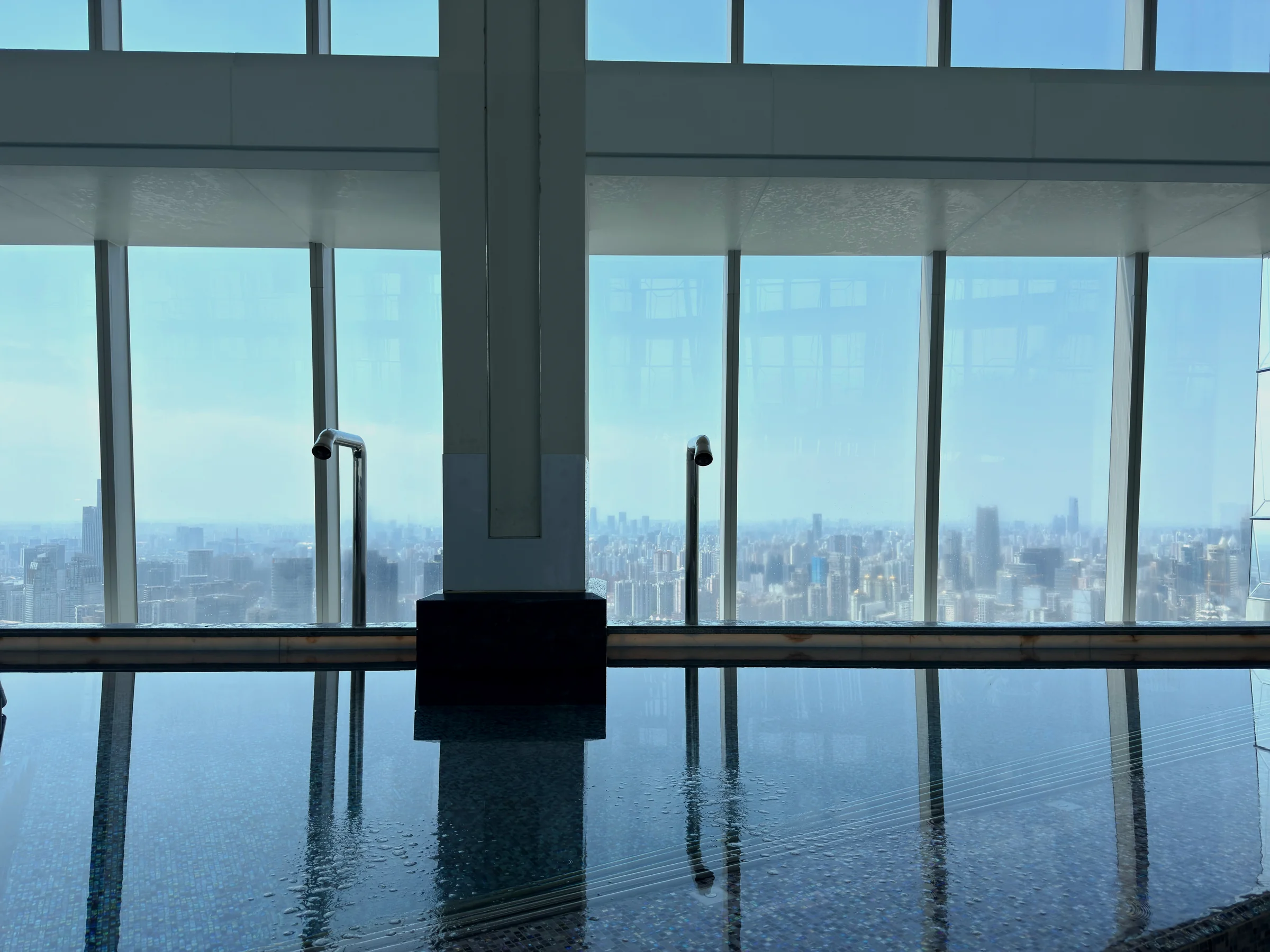 高層階の窓と屋内プール