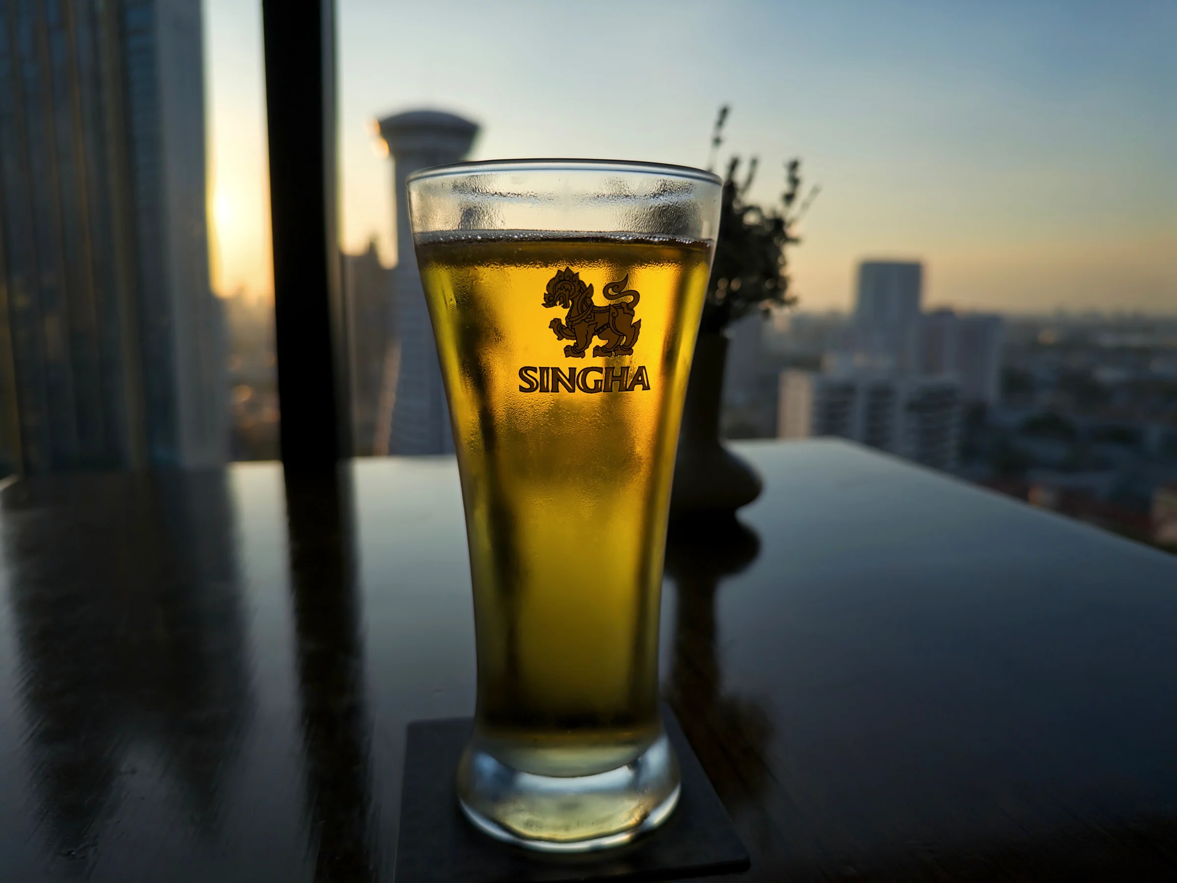 川の景色とビール