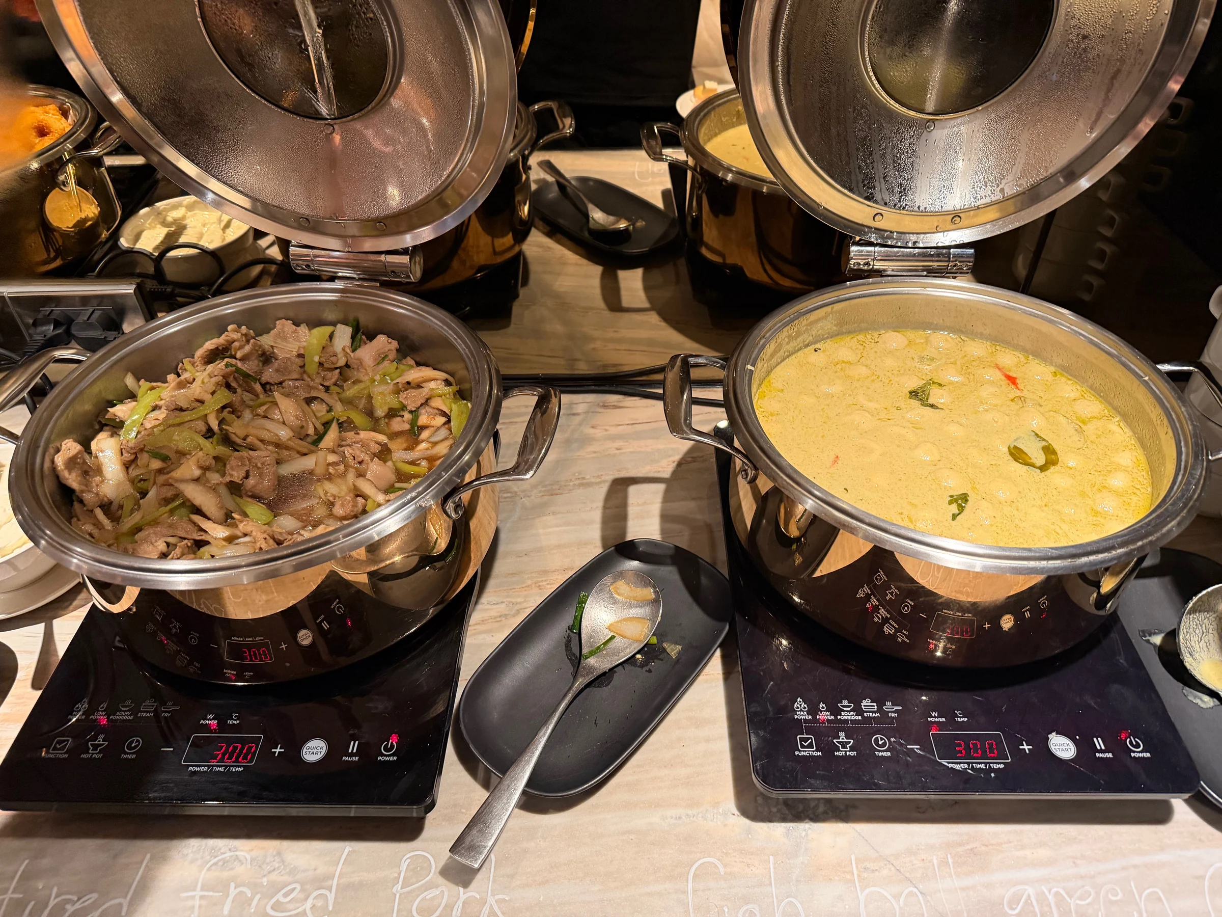 クラブラウンジの温かい料理