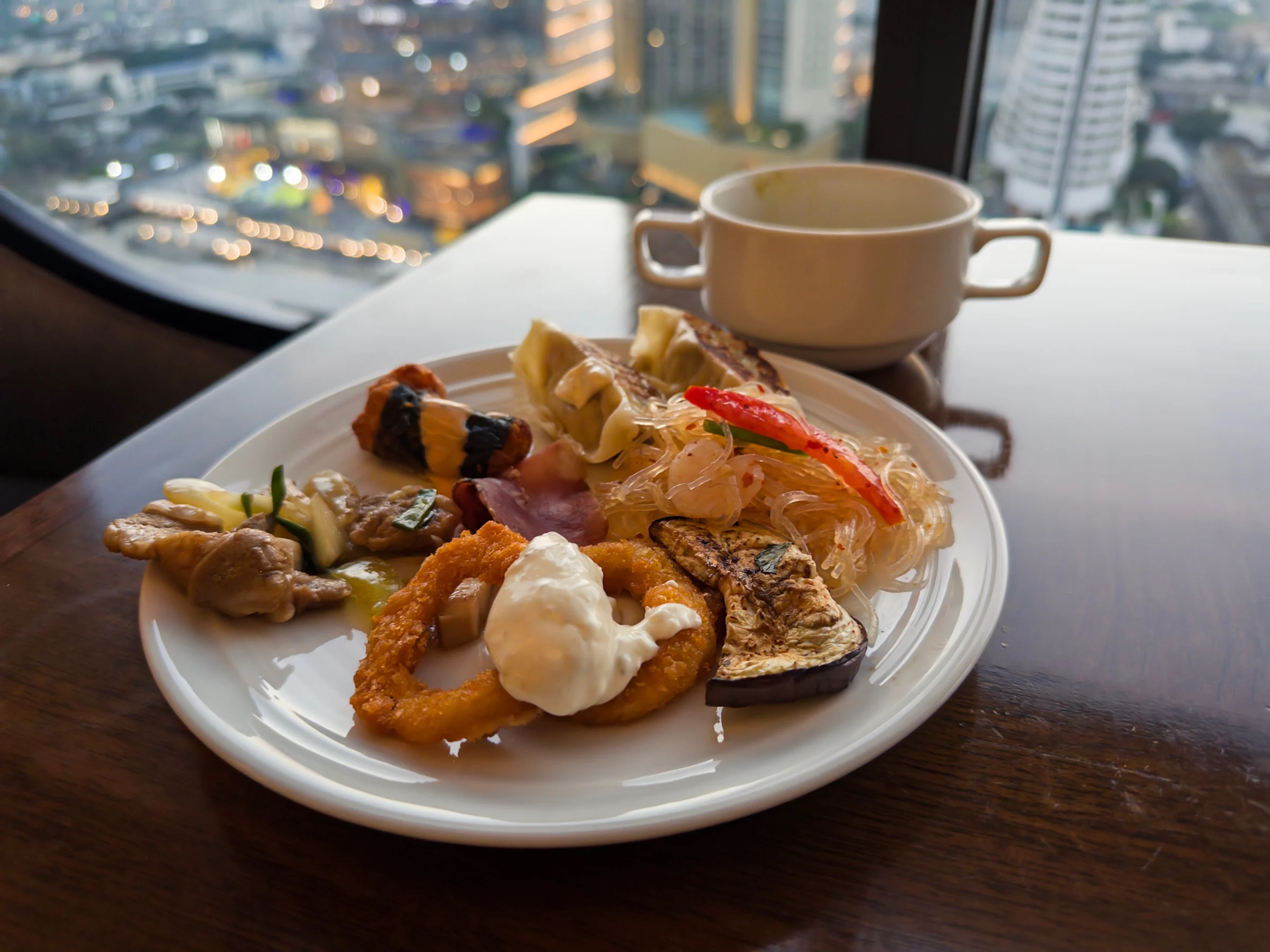 夕暮れの景色とラウンジでの食事