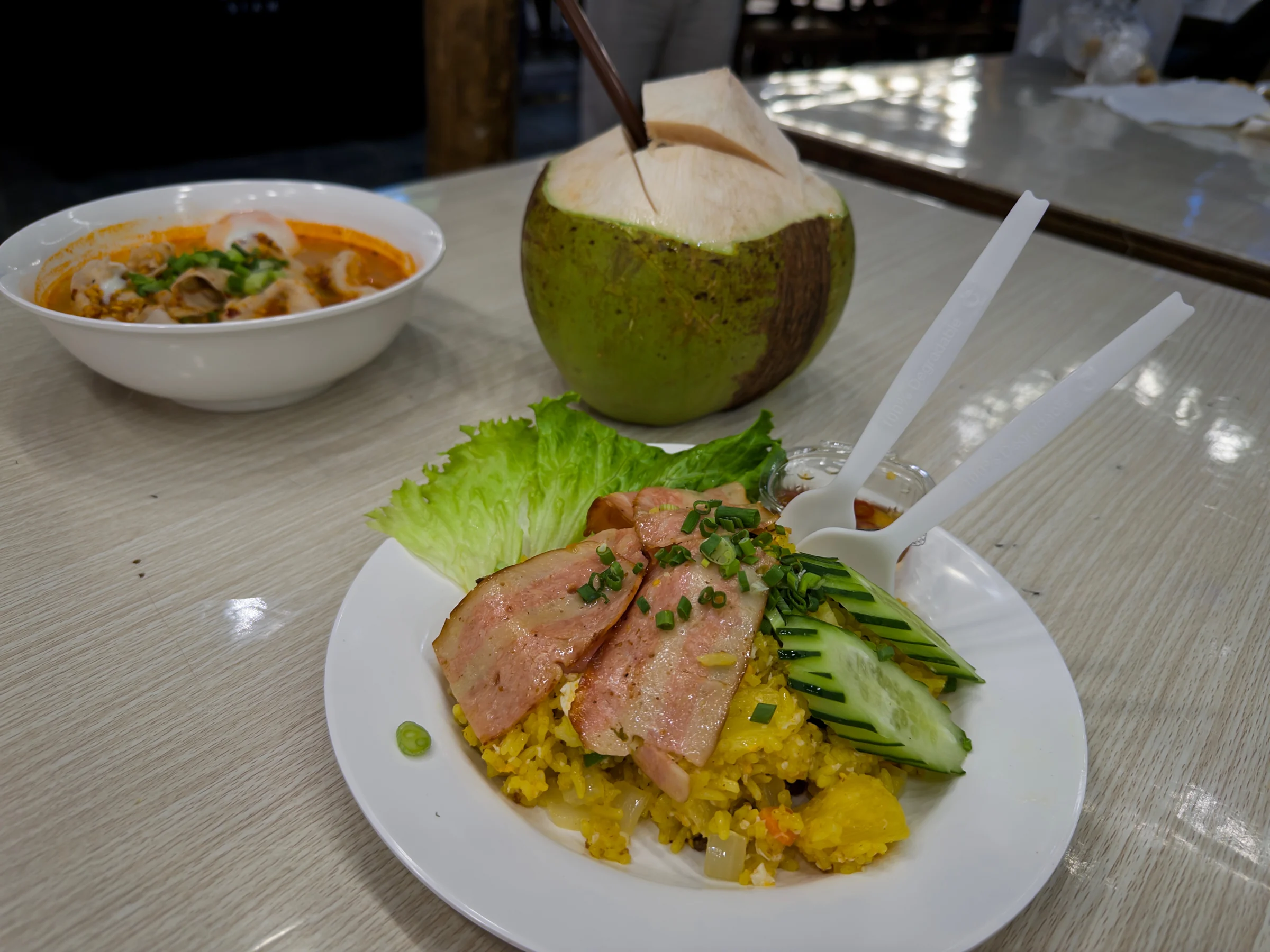 スークサイアムでの食事とココナッツ