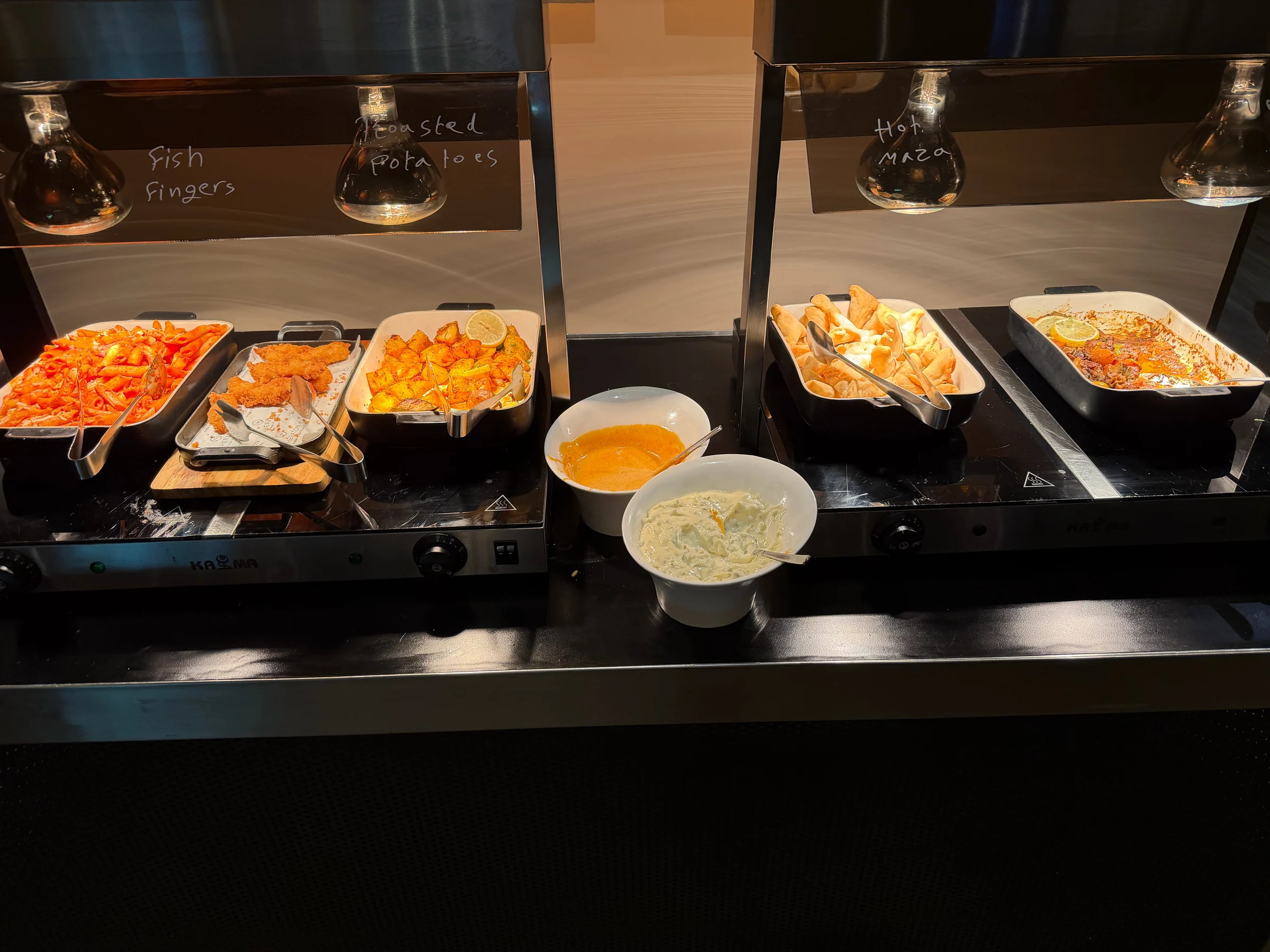 ラウンジに並ぶ温かい料理。