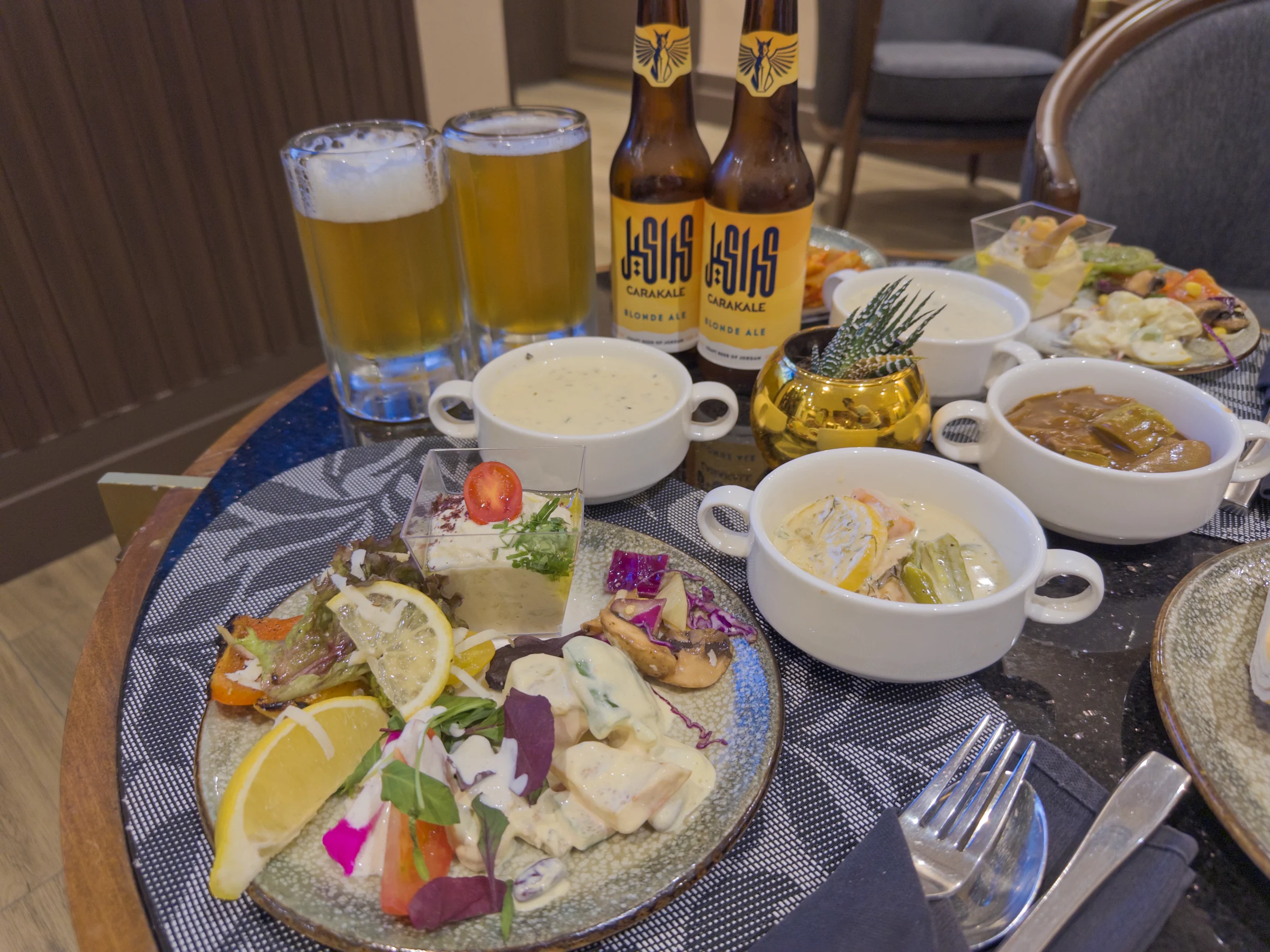 料理とビールを並べたテーブル。