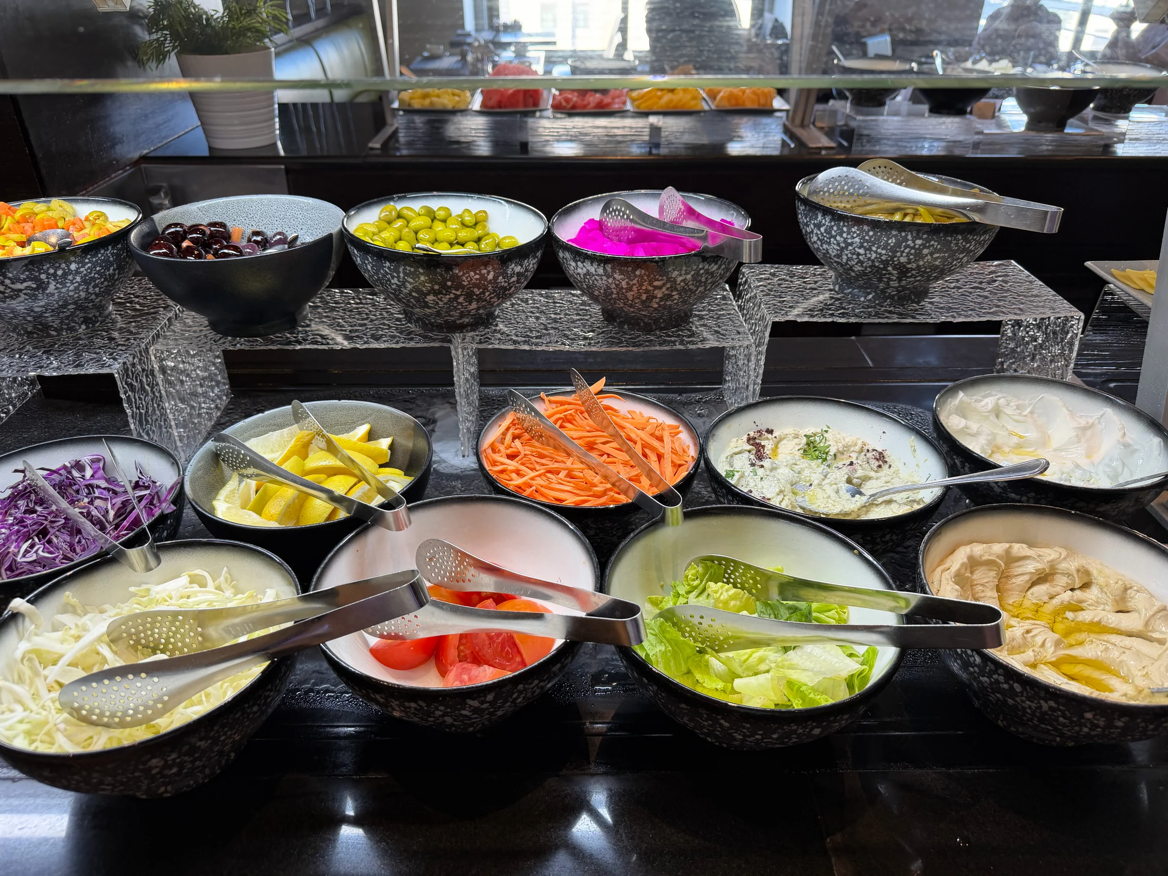 朝食のサラダコーナー。