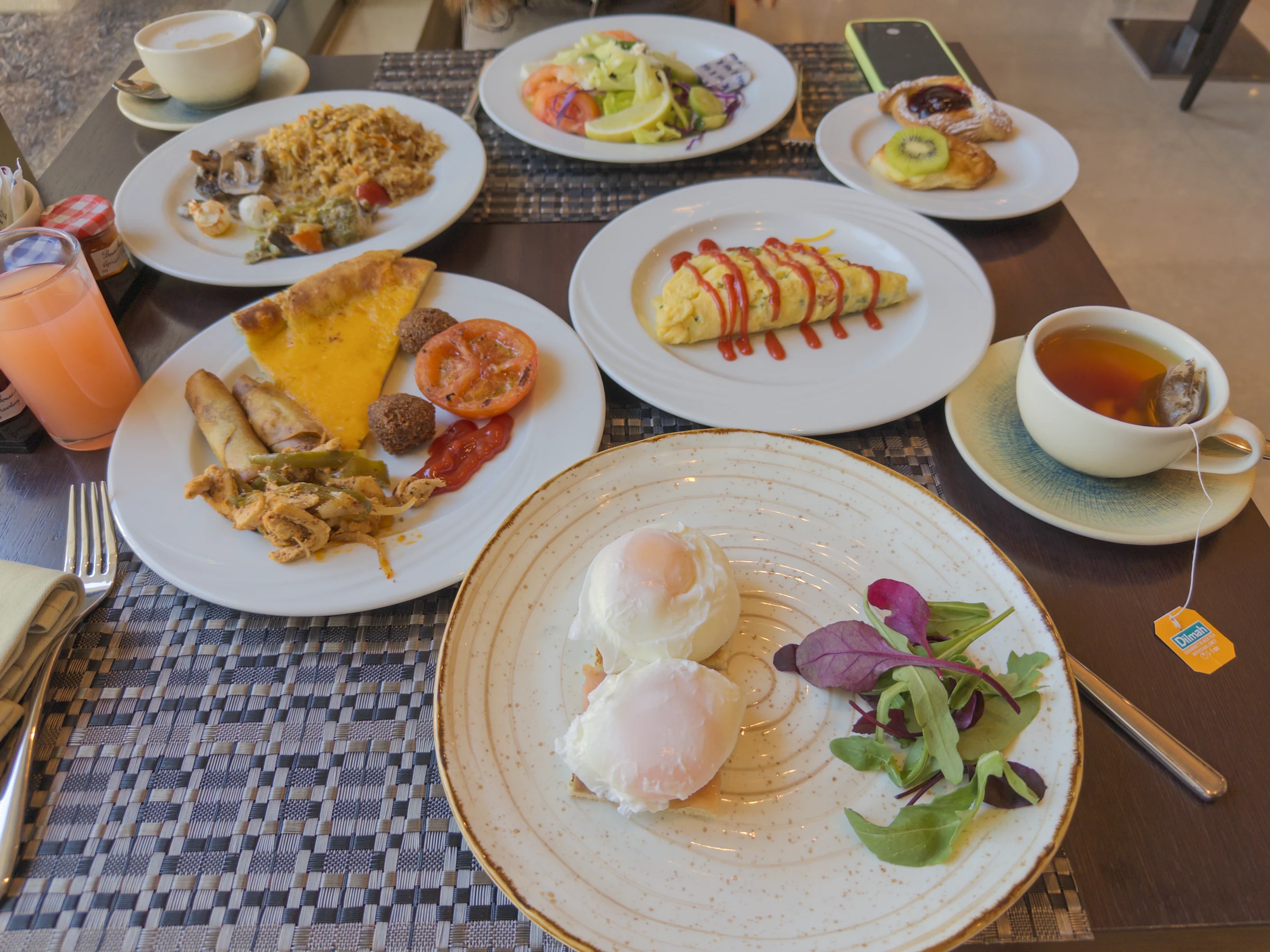 卵料理とサラダを並べた朝食。