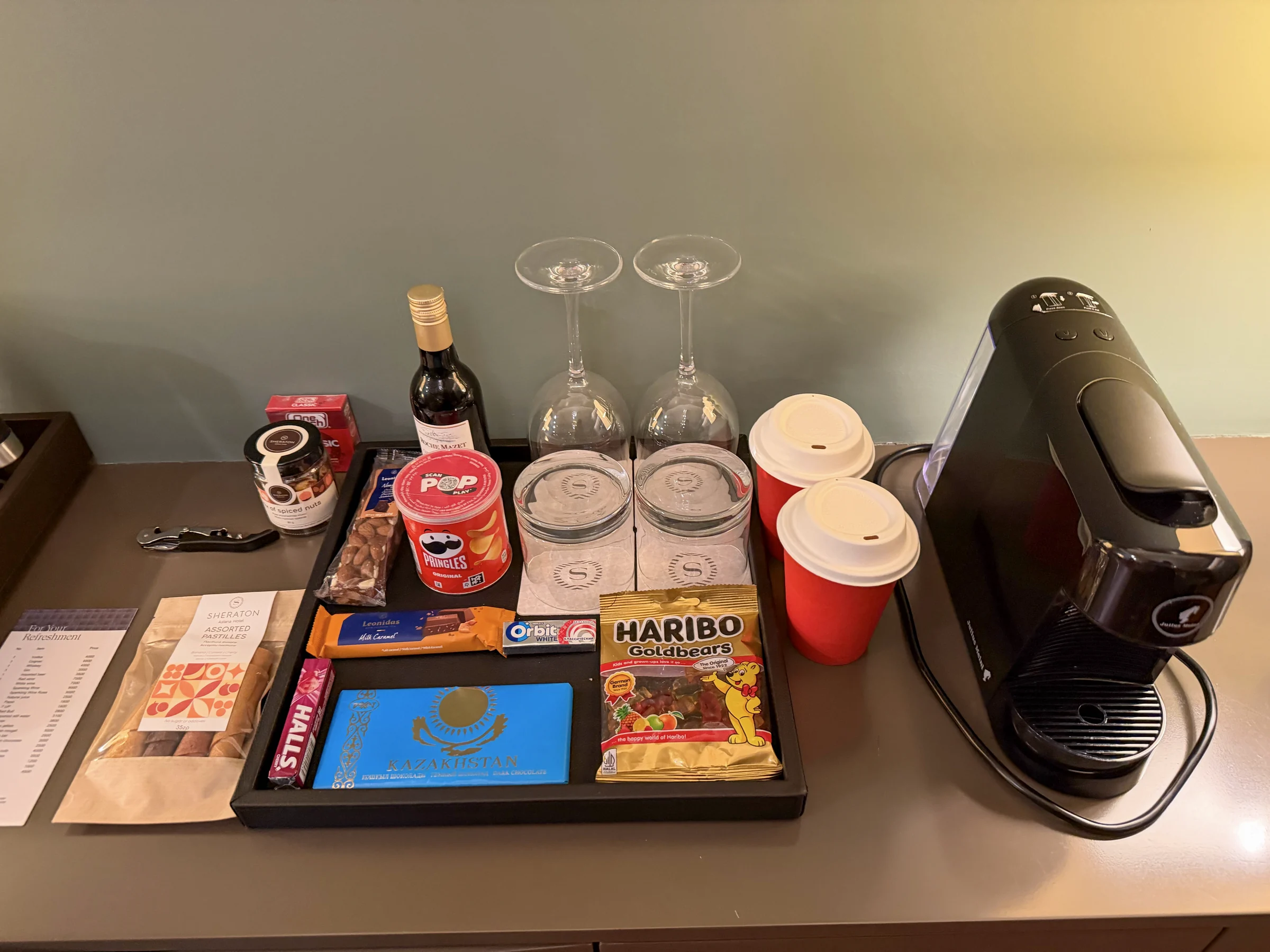 コーヒーマシンとカップ、グラス。