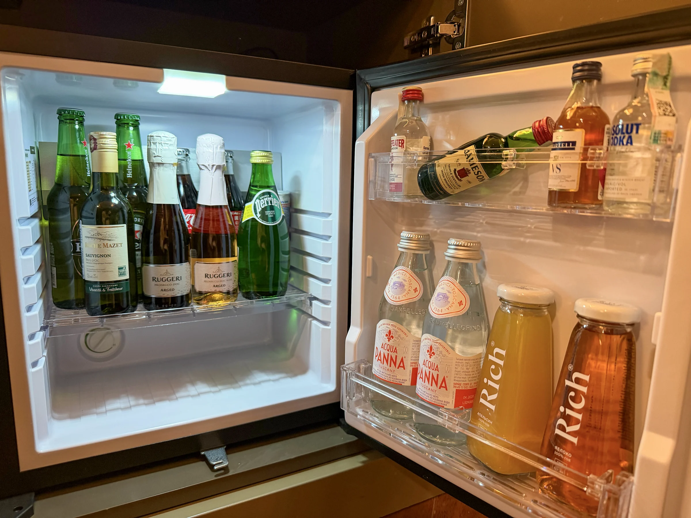 客室の冷蔵庫に並んだドリンク。