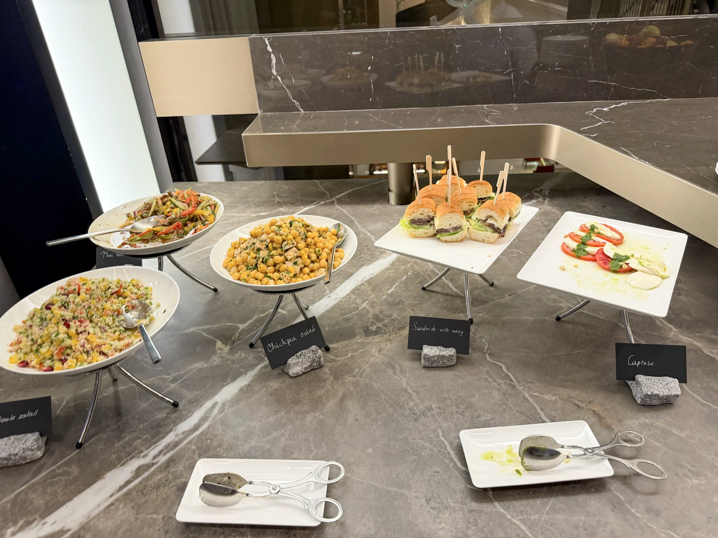 サラダやサンドが並ぶ、ラウンジの料理。