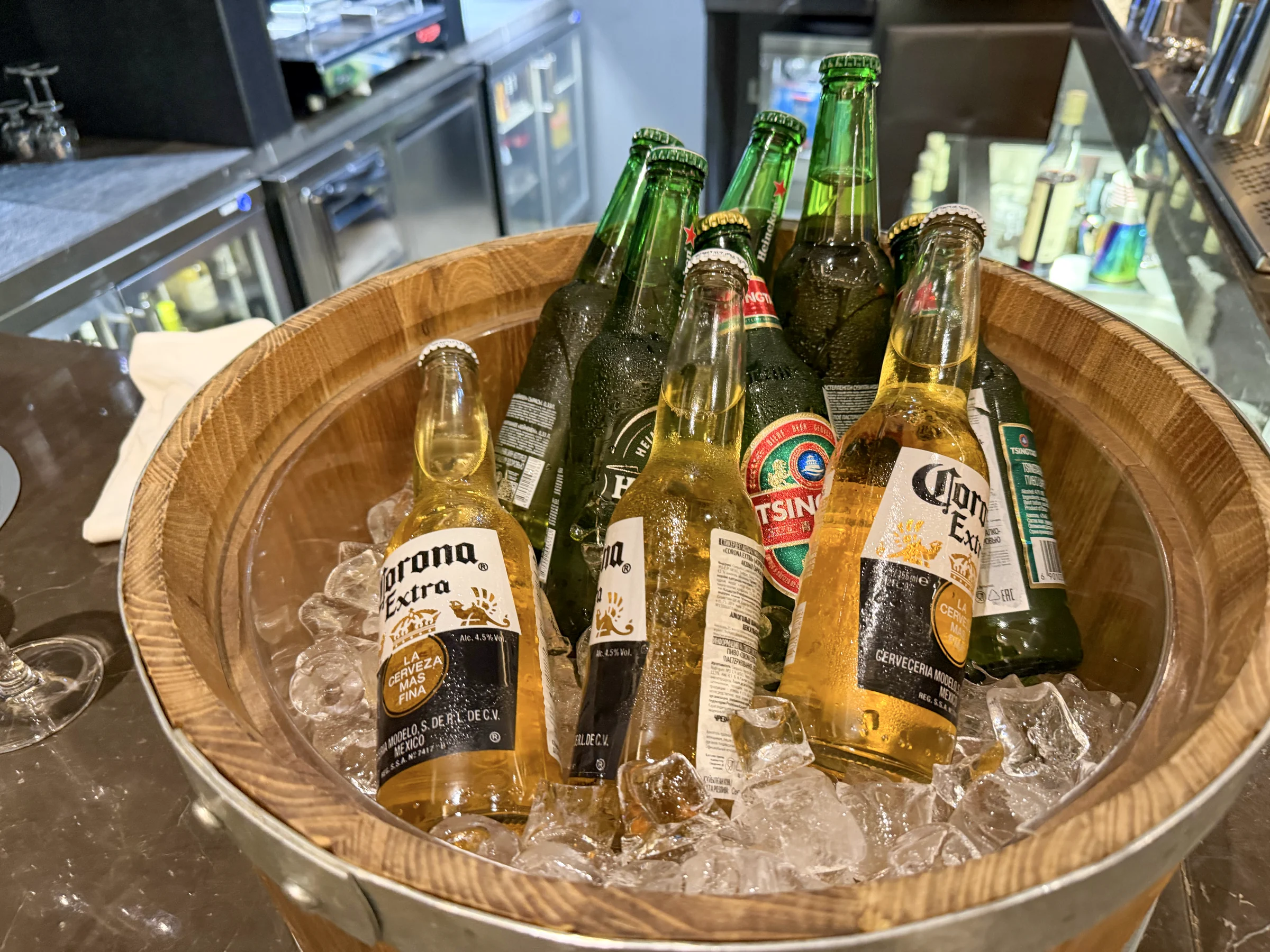 氷に冷やされた、瓶のビール。