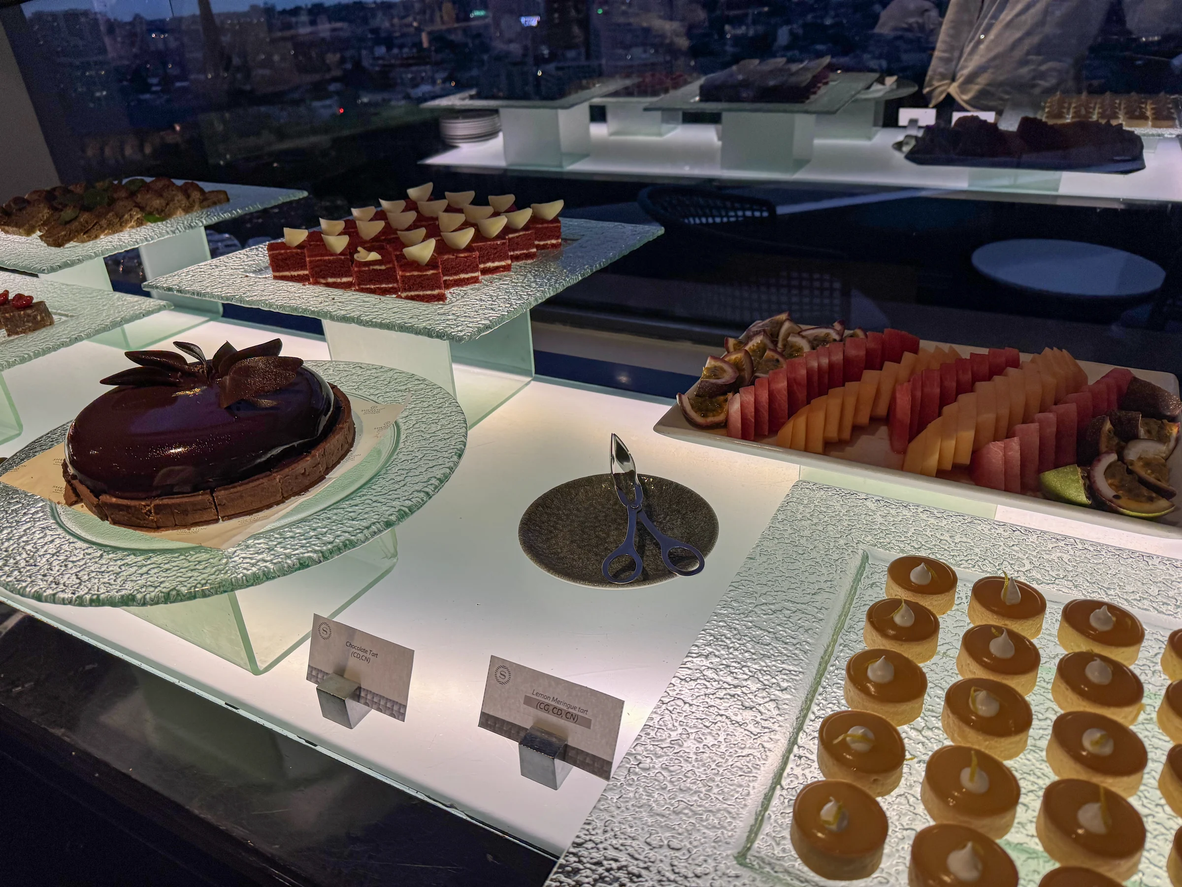 Cakes and small desserts at cocktail time.