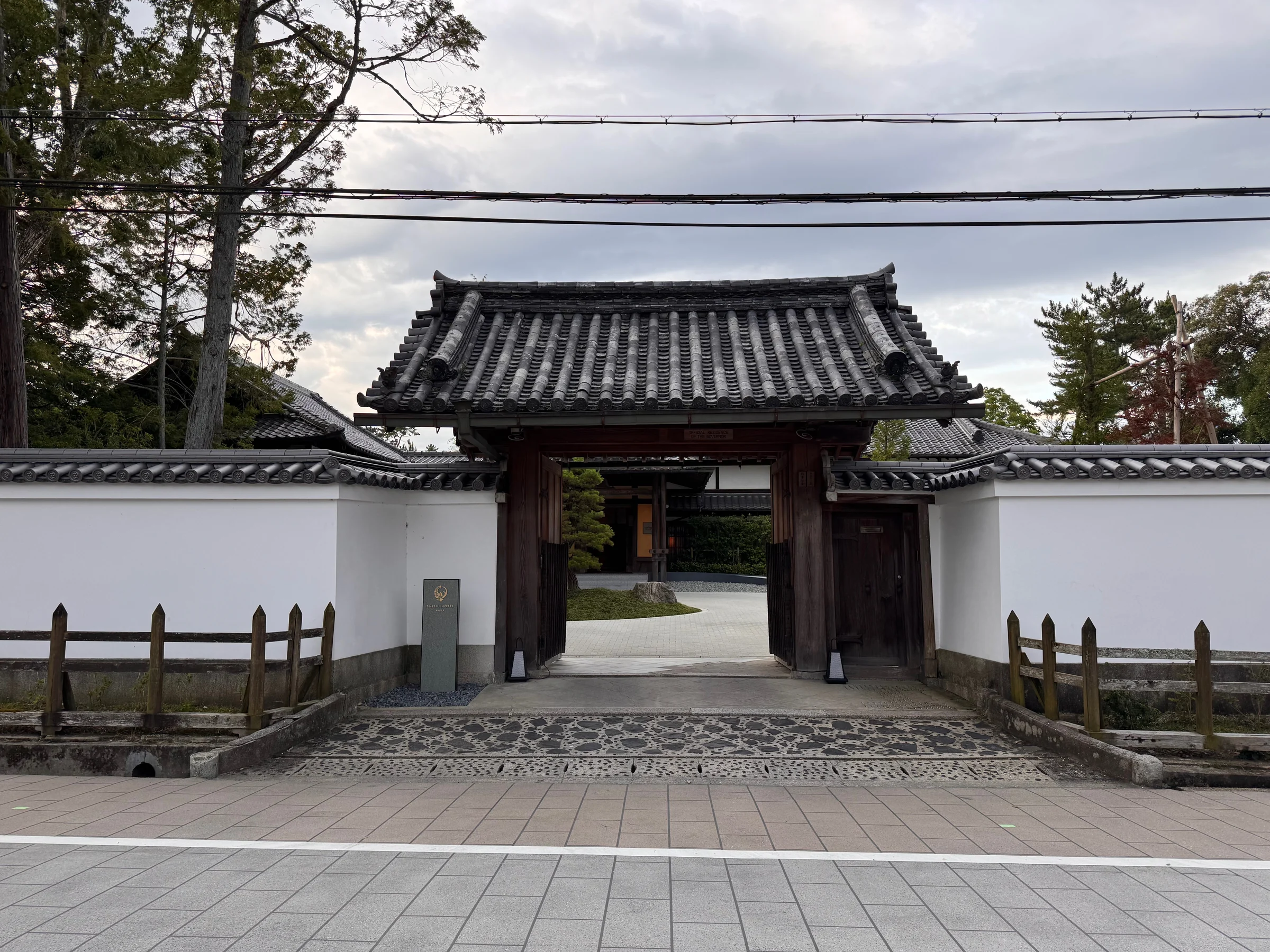 Shisui's gate, a Japanese entrance fitting for Nara.
