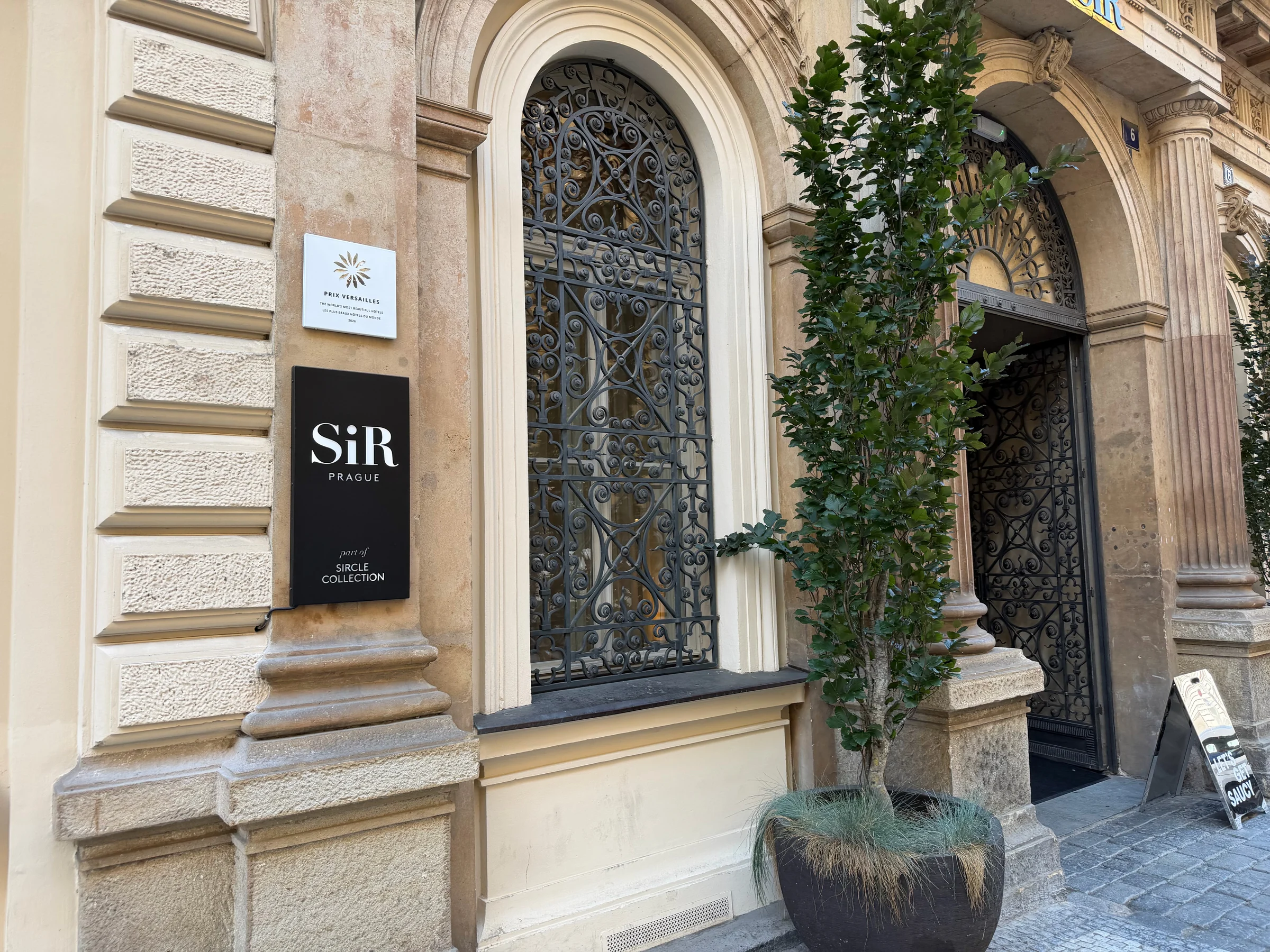 Sirのサインと、石造りの外壁。