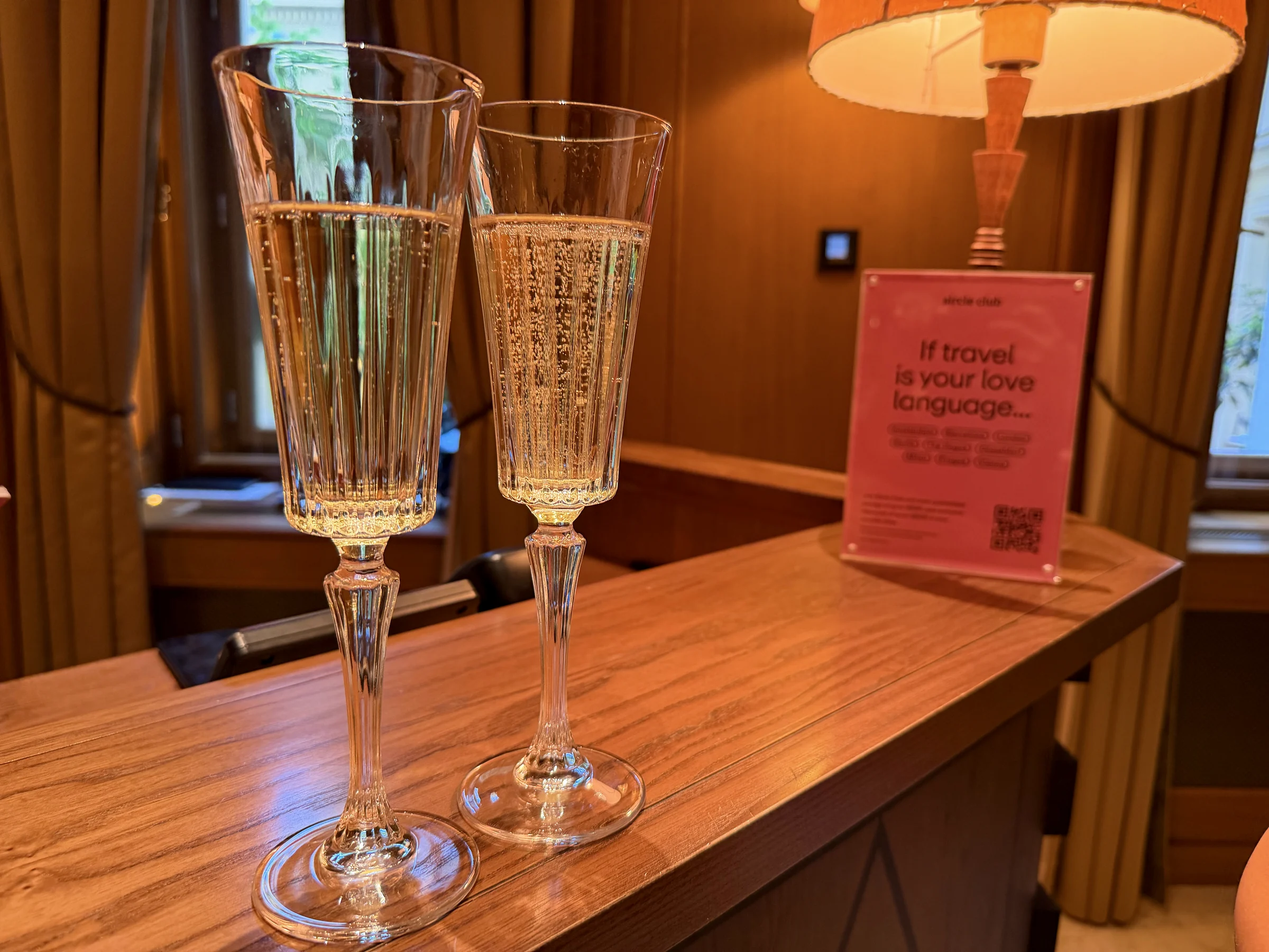 木のカウンターに並ぶグラス。