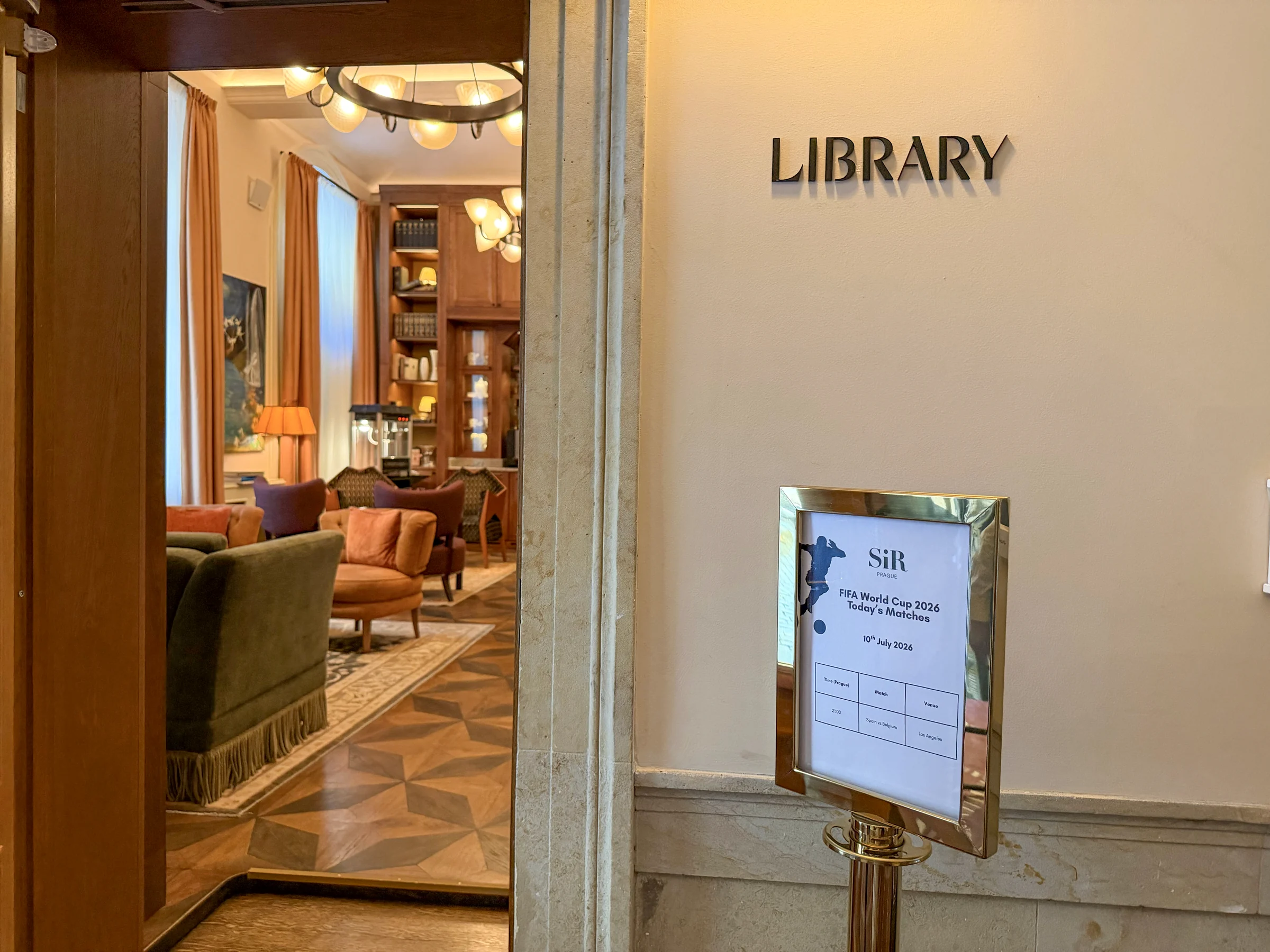 LIBRARYのサインと、その奥のラウンジ。