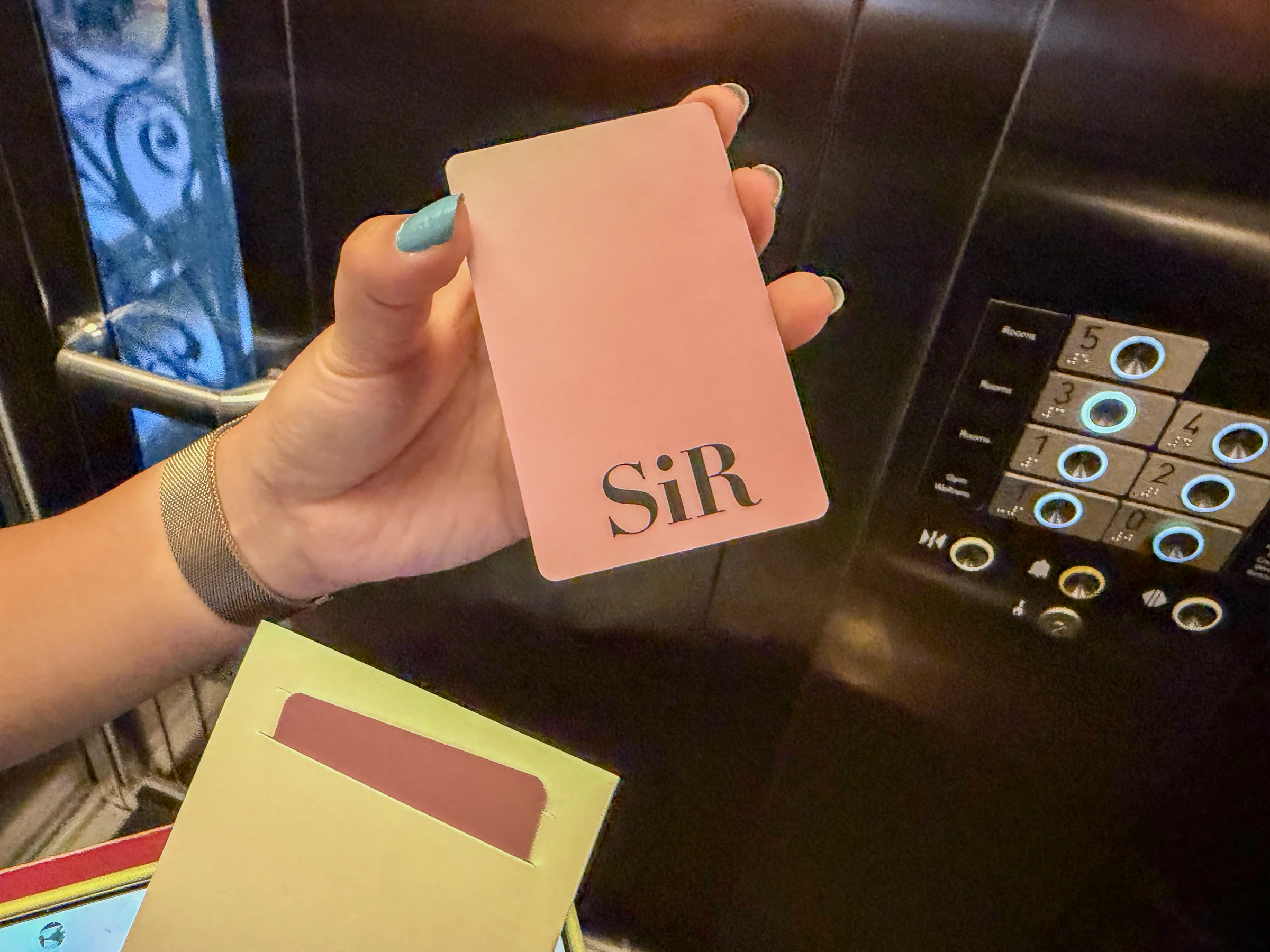 ピンク色のSirのキーカード。