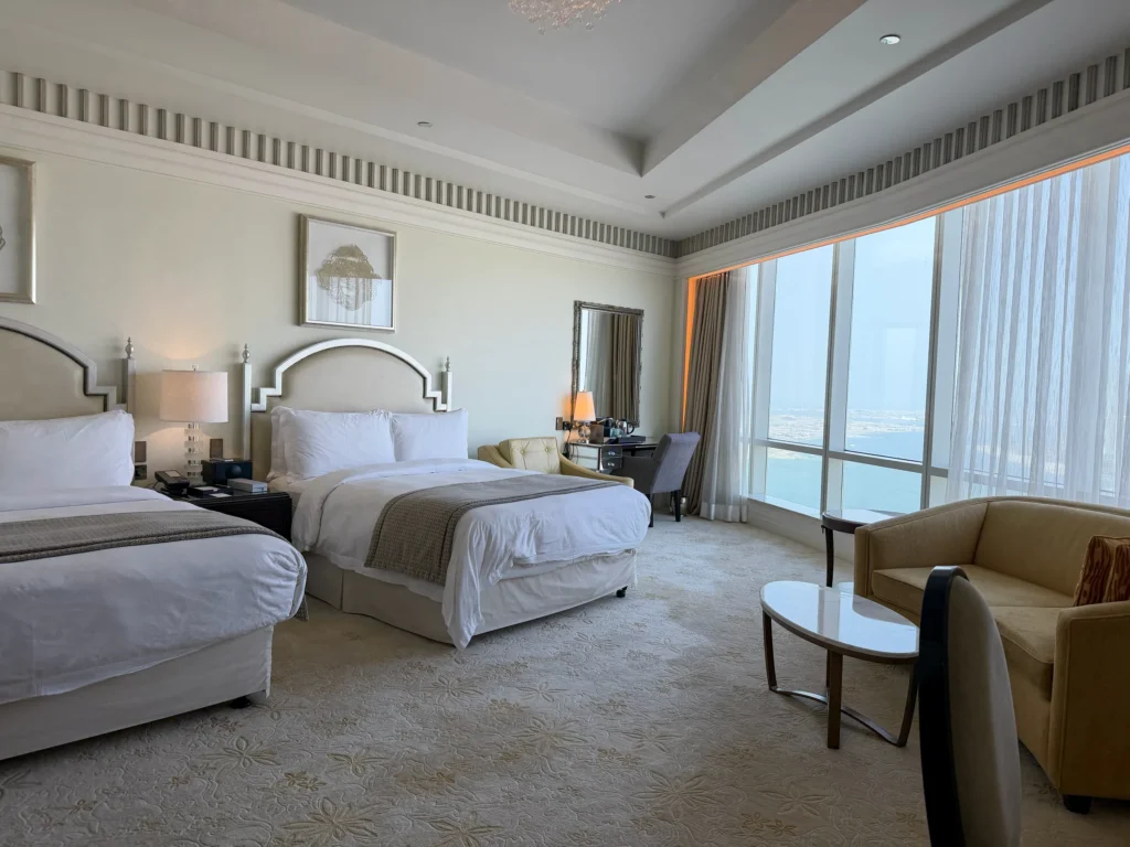 The St. Regis Abu Dhabiの海を望む客室