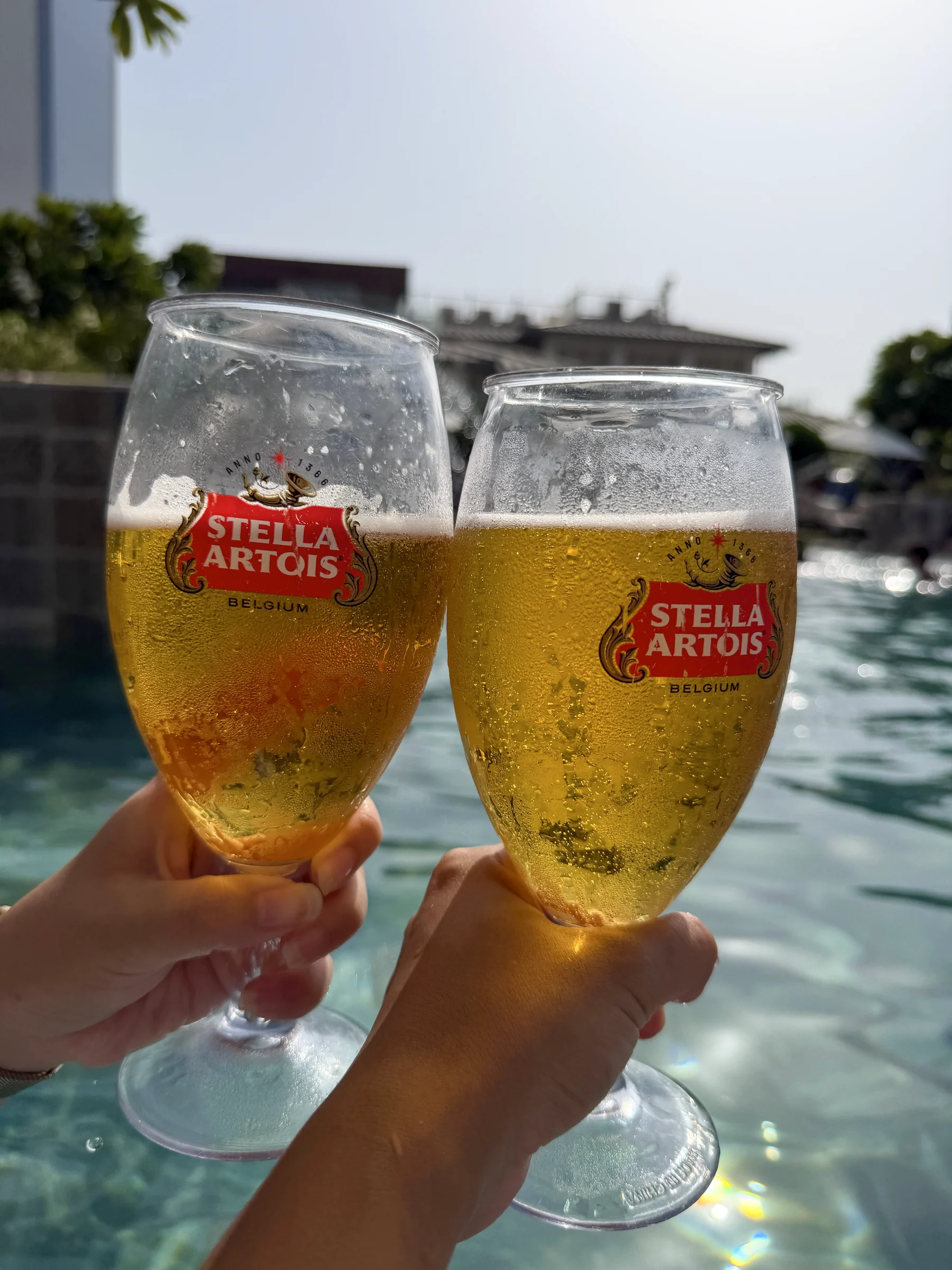 プールの中で、冷えたビールを。